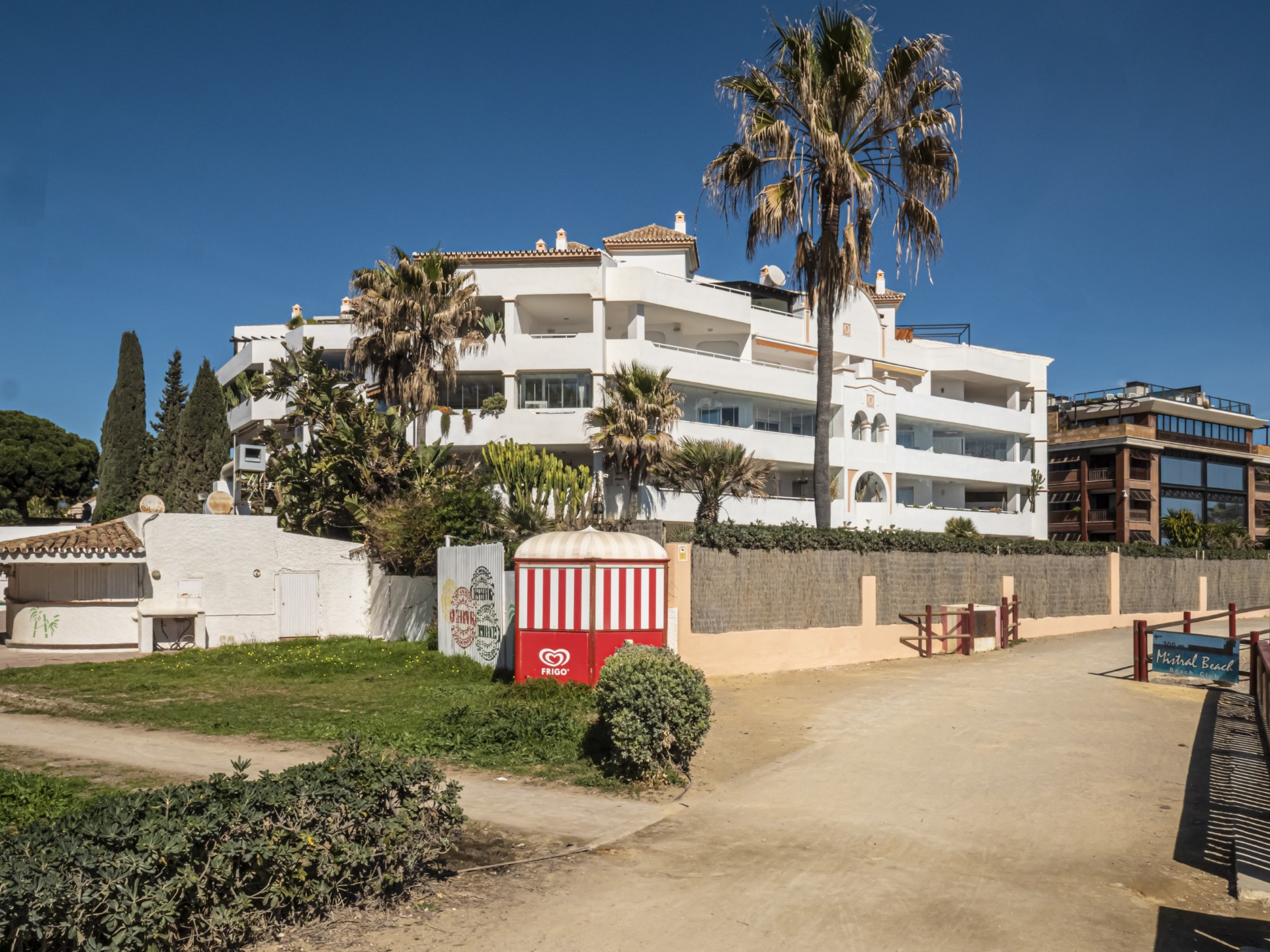 Frontline beach, 2 bedroom spacious apartment in La Herradura, Puerto Banus