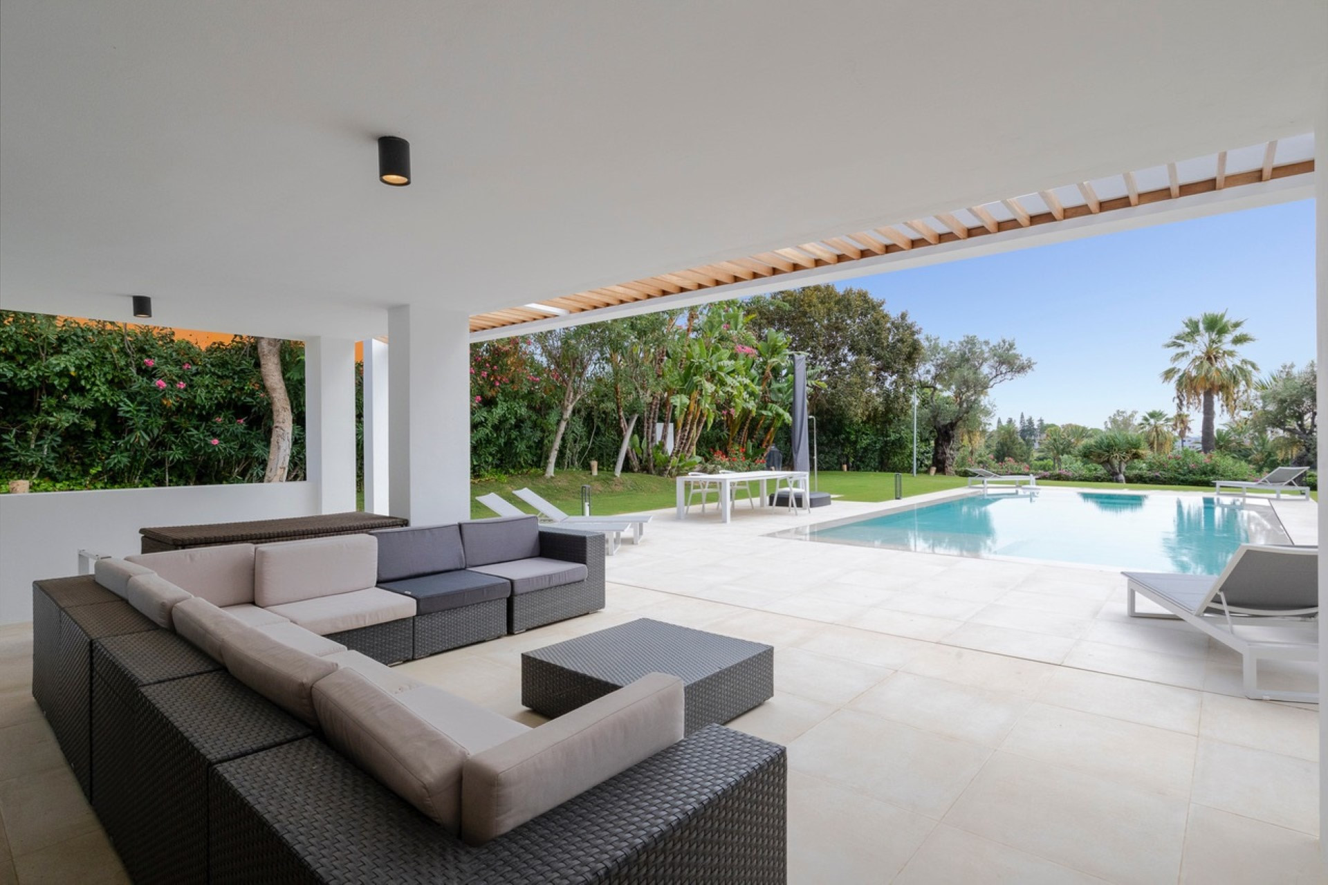 Frontline golf 6 bedroom modern villa in Los Naranjos Golf, Nueva Andalucia