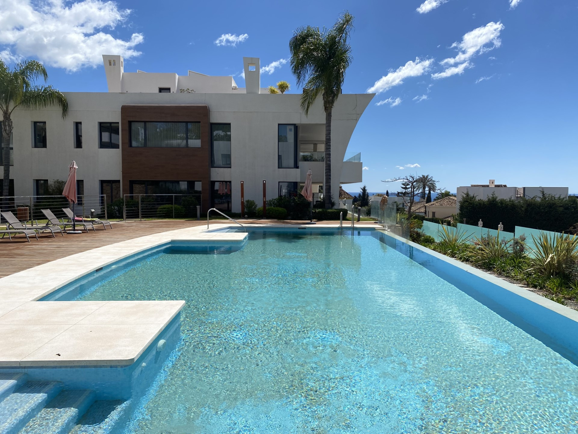 Impresionante apartamento dúplex en planta baja en La Reserva de Sierra Blanca