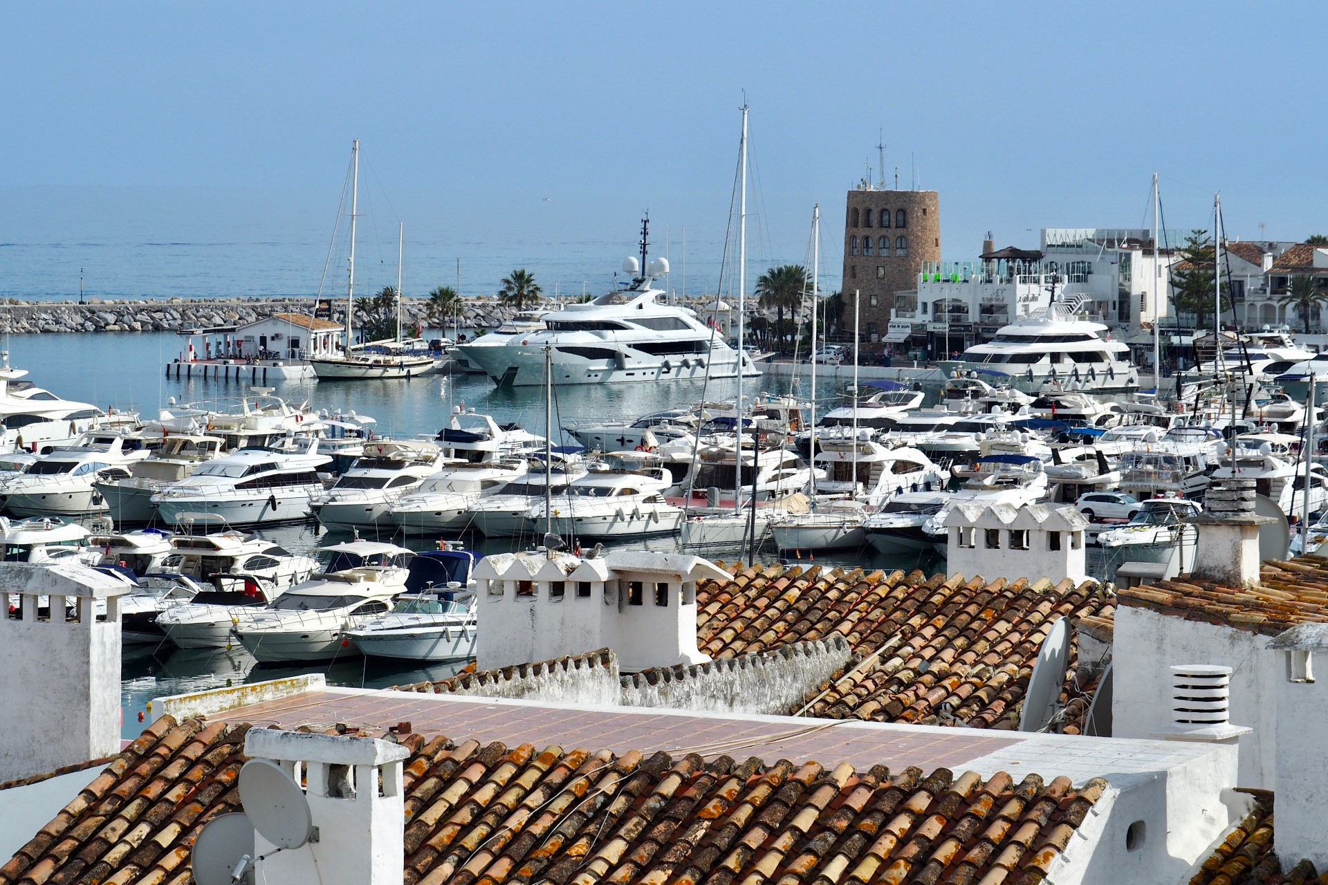 A marvellous refurbished apartment in Puerto Banus Marina