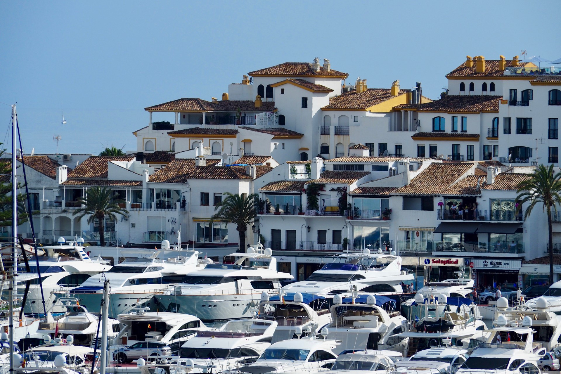 A marvellous refurbished apartment in Puerto Banus Marina