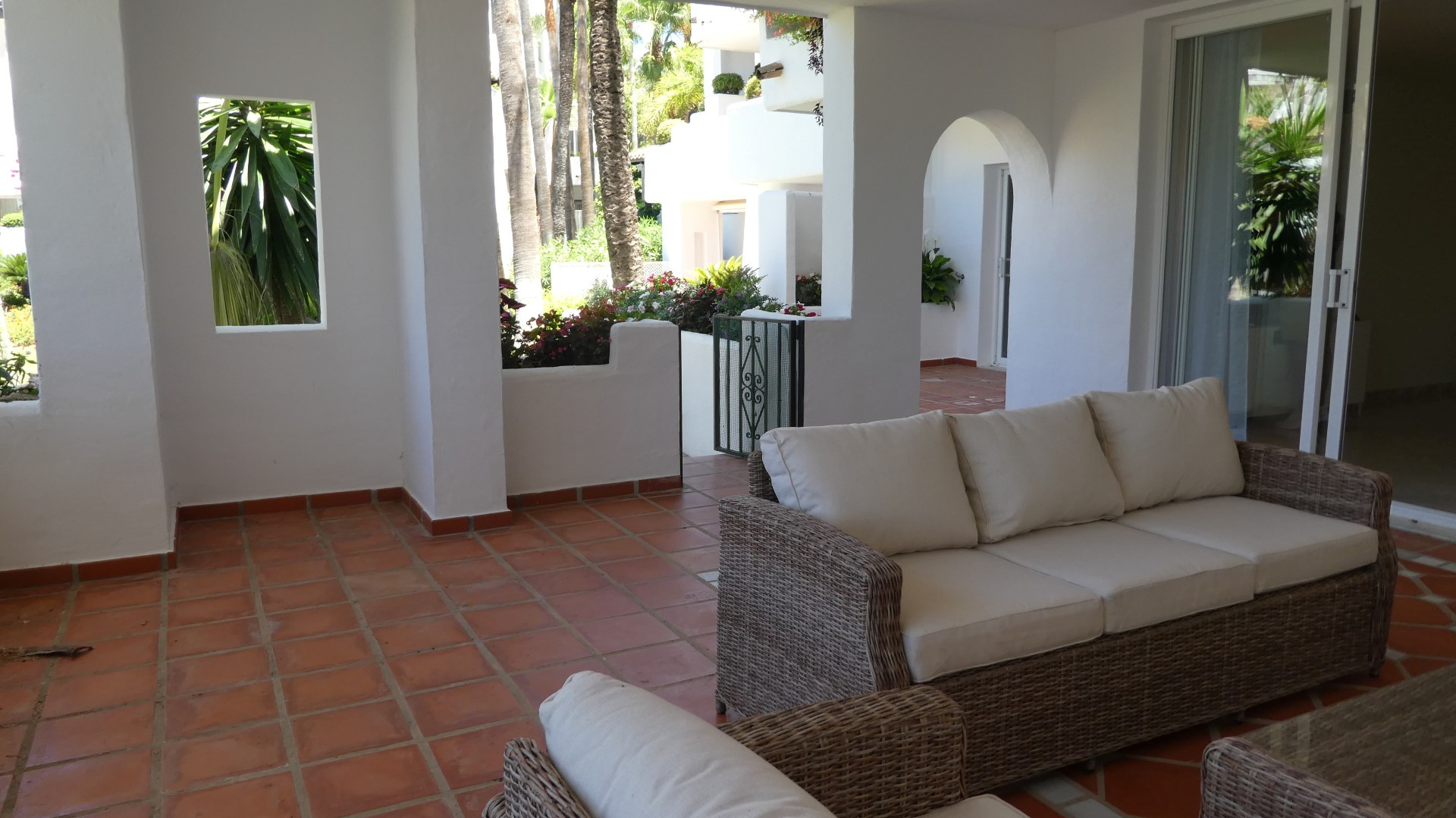 Spacious 3 bedroom ground floor beachside apartment in Marina Puente Romano