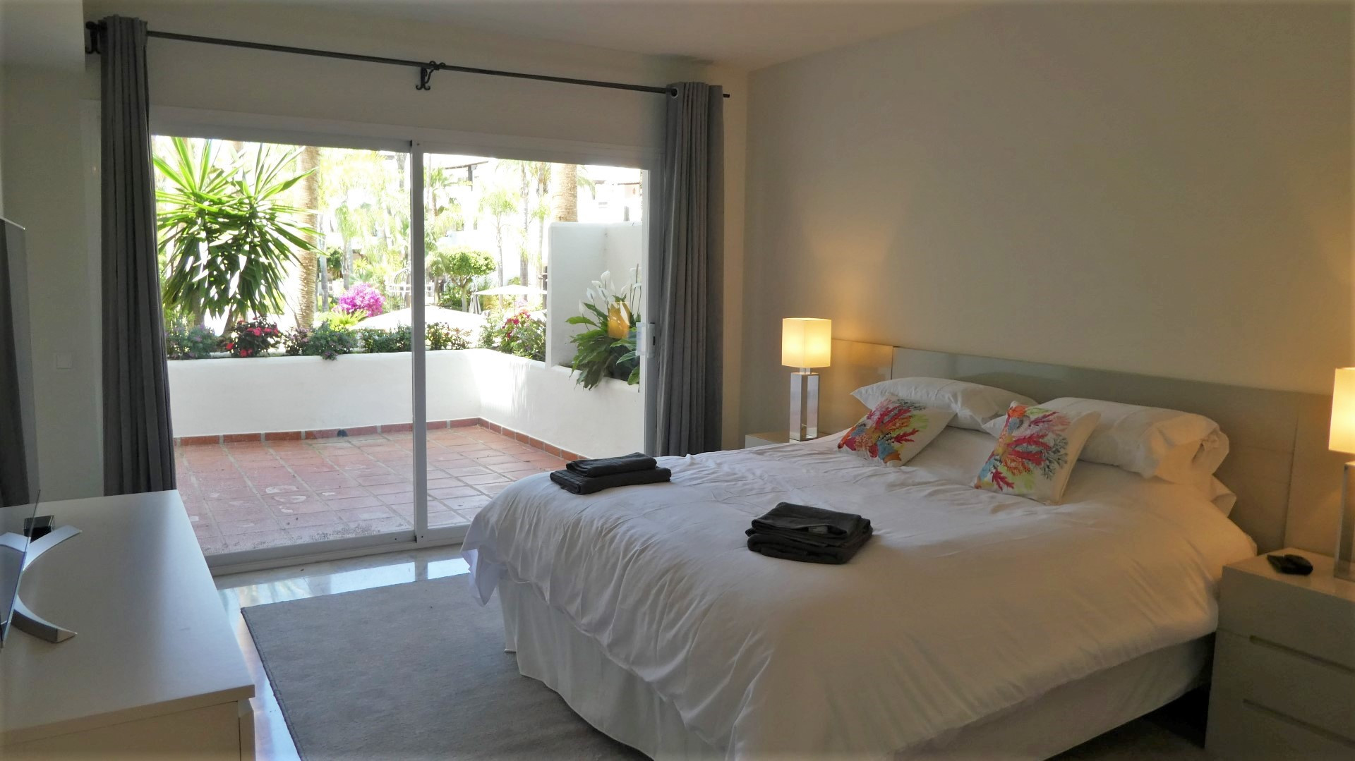 Spacious 3 bedroom ground floor beachside apartment in Marina Puente Romano