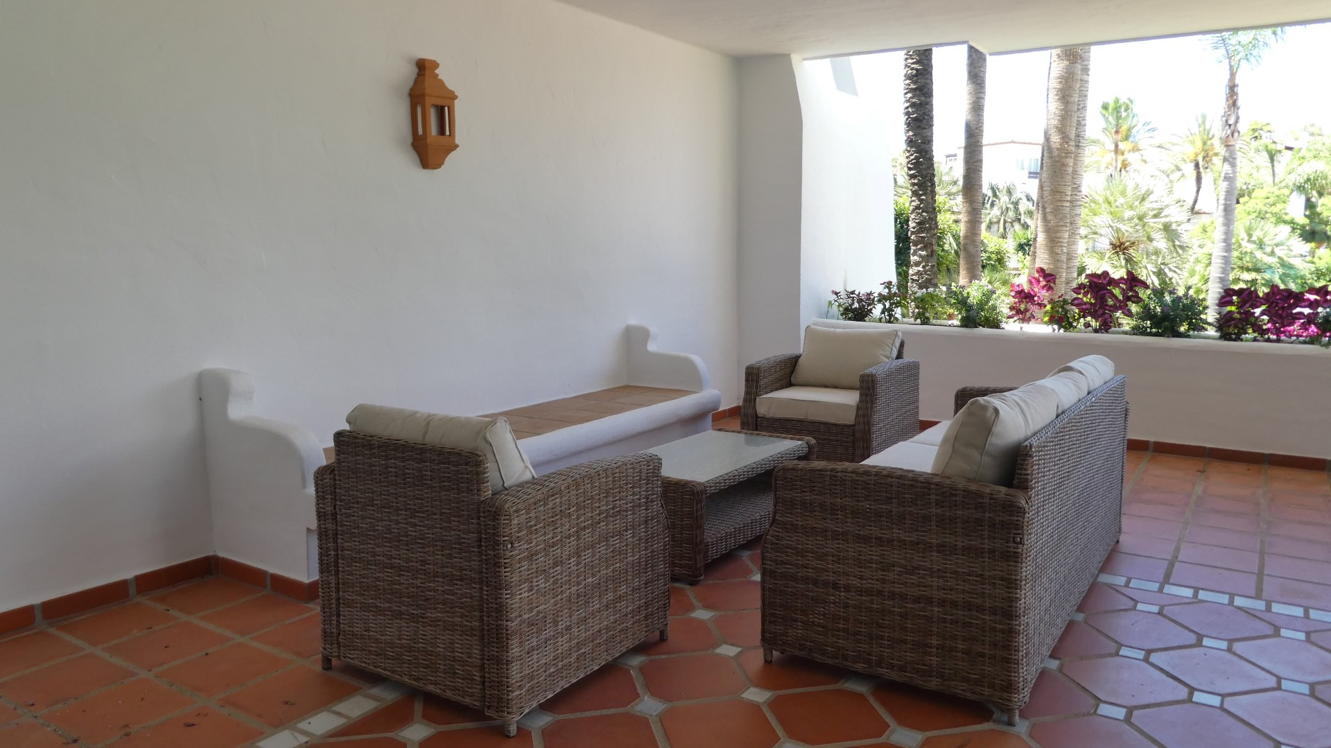 Spacious 3 bedroom ground floor beachside apartment in Marina Puente Romano