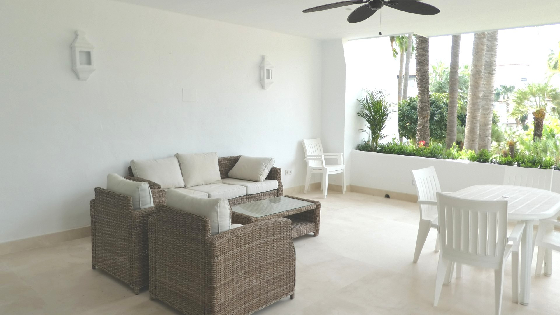 Spacious 3 bedroom ground floor beachside apartment in Marina Puente Romano