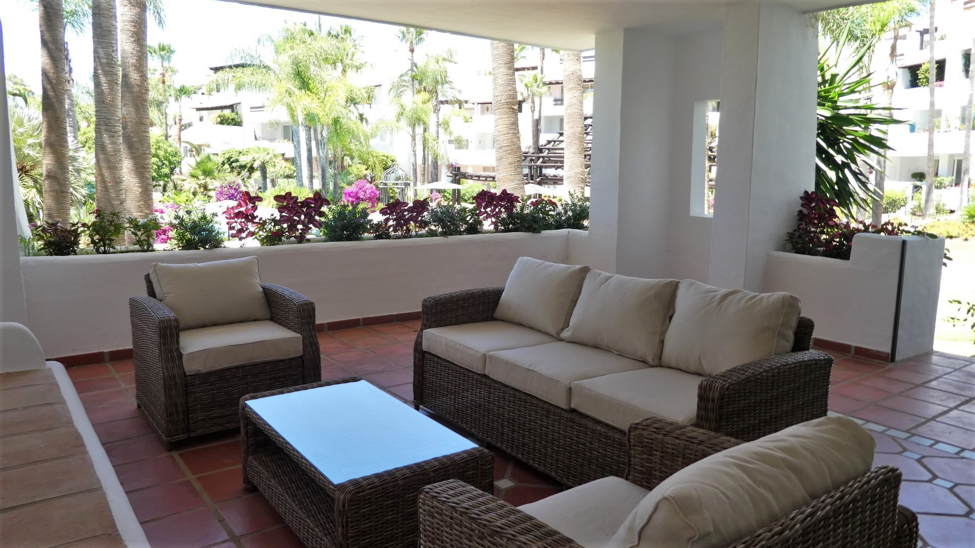 Spacious 3 bedroom ground floor beachside apartment in Marina Puente Romano