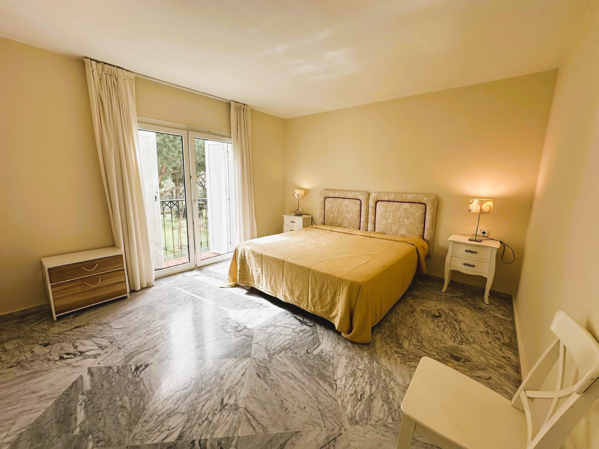 Apartamento de playa con 5 dormitorios en Playas del Duque, Puerto Banus