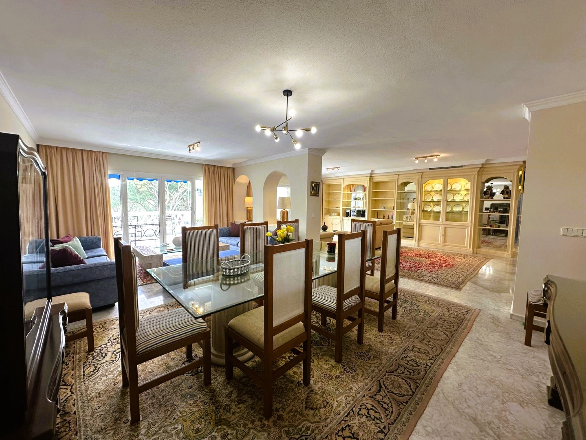 Apartamento de playa con 5 dormitorios en Playas del Duque, Puerto Banus