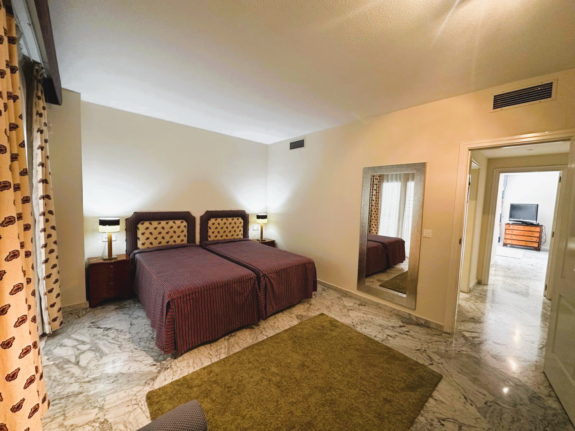 Apartamento de playa con 5 dormitorios en Playas del Duque, Puerto Banus