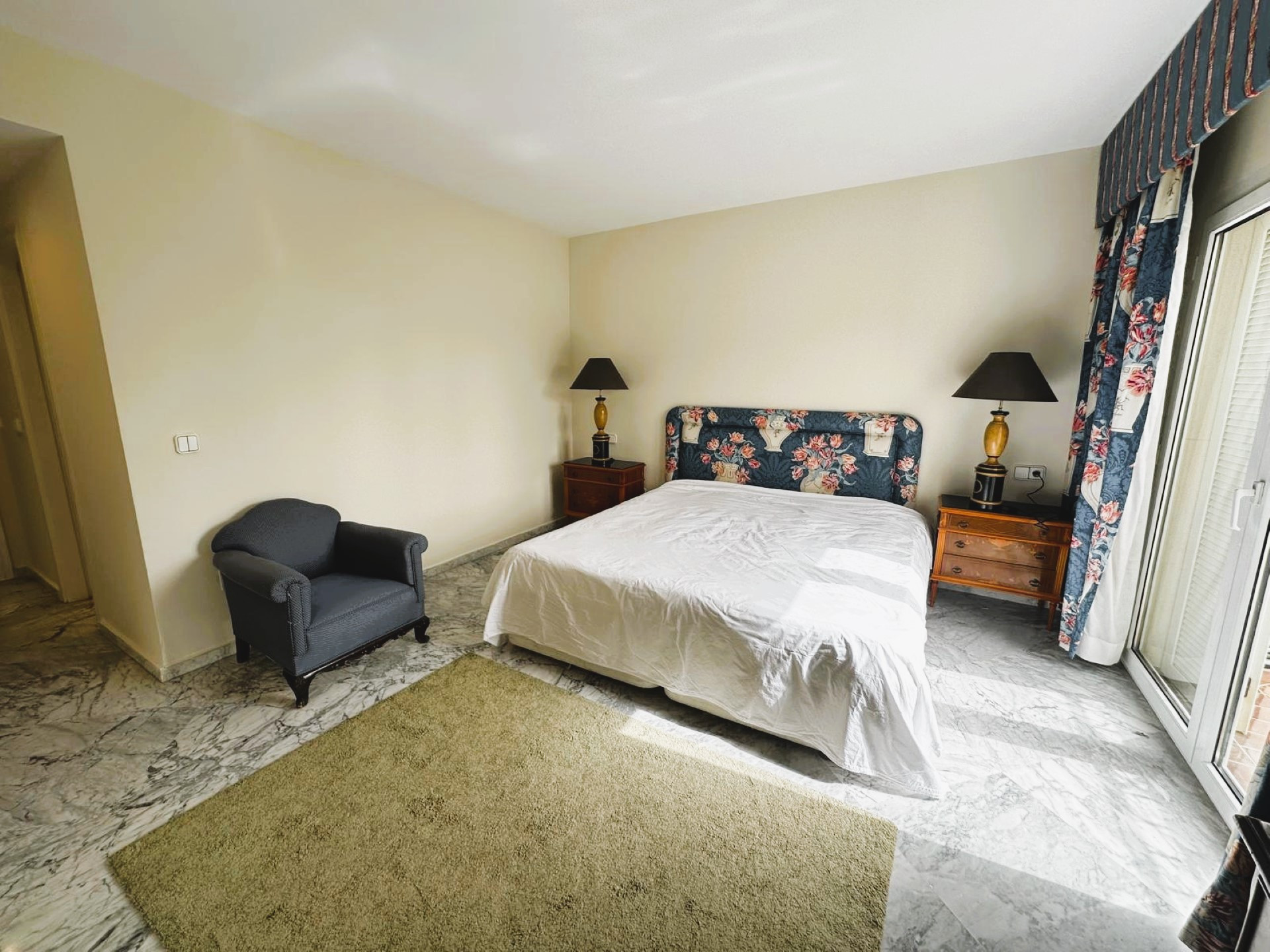 Apartamento de playa con 5 dormitorios en Playas del Duque, Puerto Banus