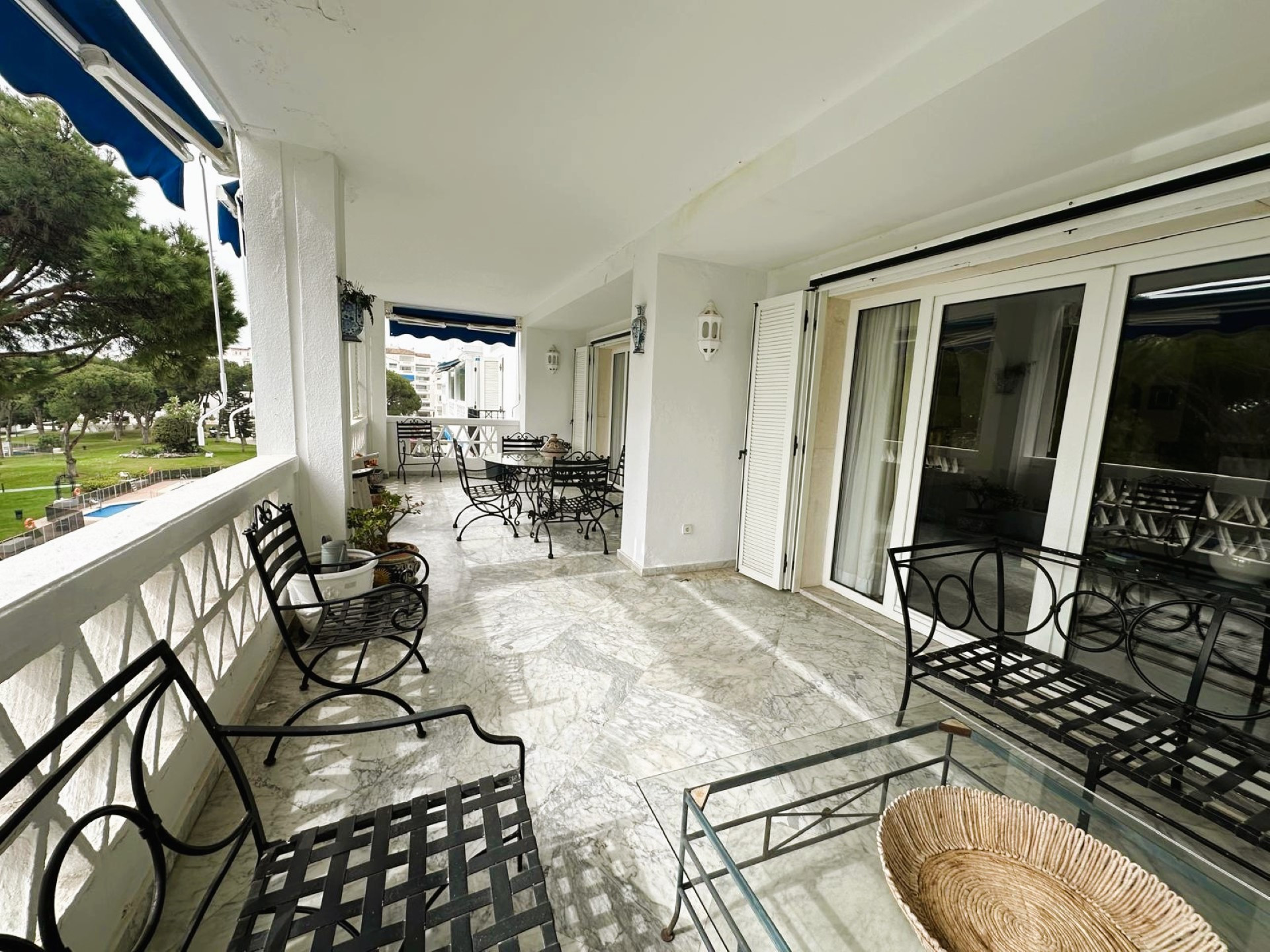 Apartamento de playa con 5 dormitorios en Playas del Duque, Puerto Banus