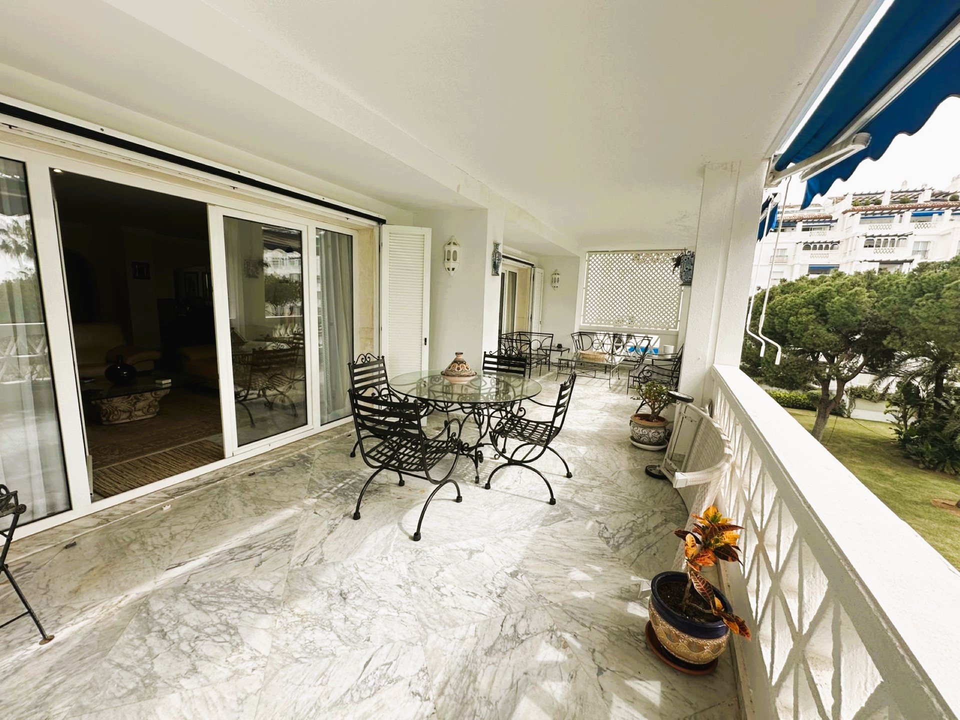 Apartamento de playa con 5 dormitorios en Playas del Duque, Puerto Banus