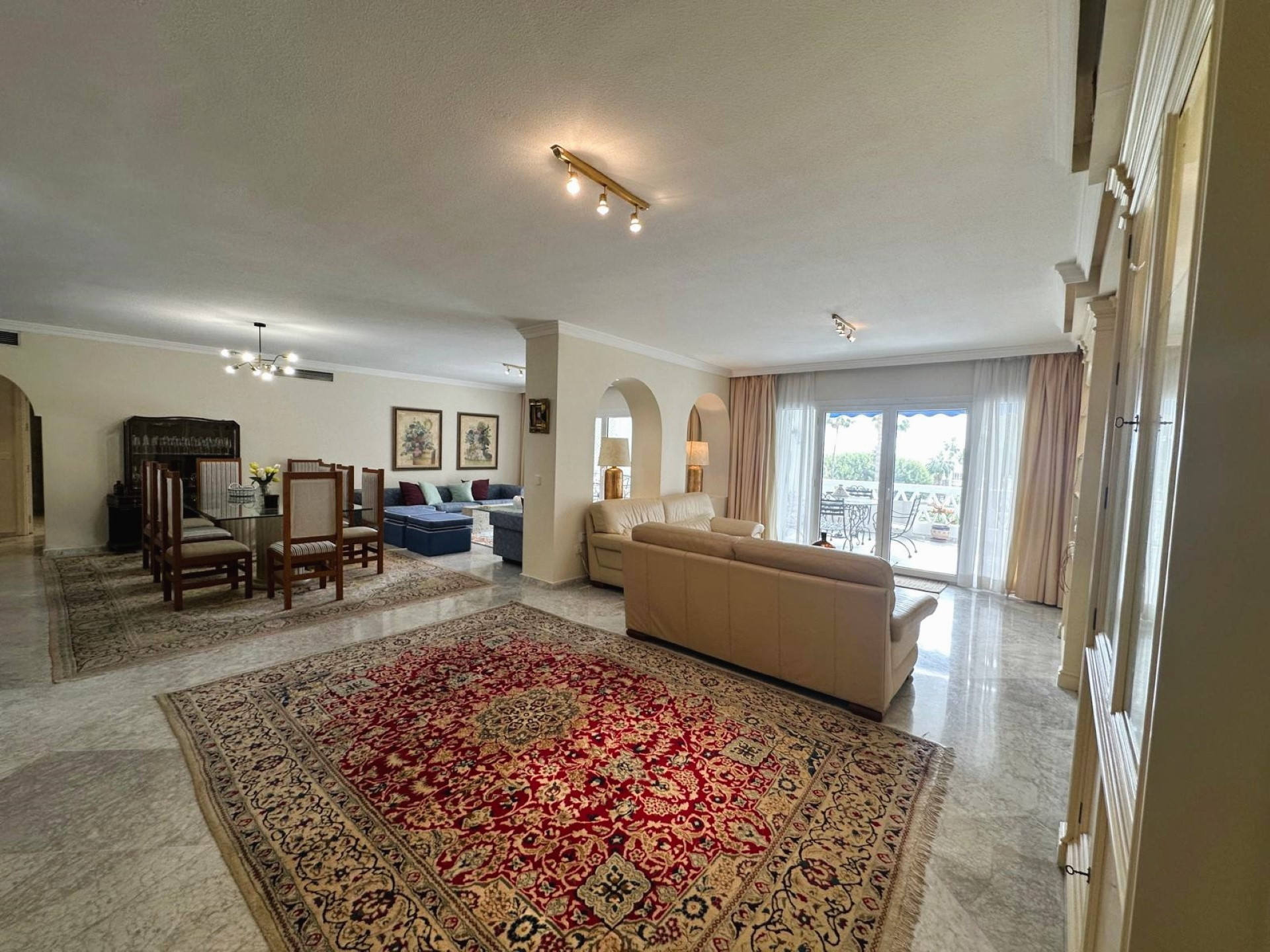 Apartamento de playa con 5 dormitorios en Playas del Duque, Puerto Banus