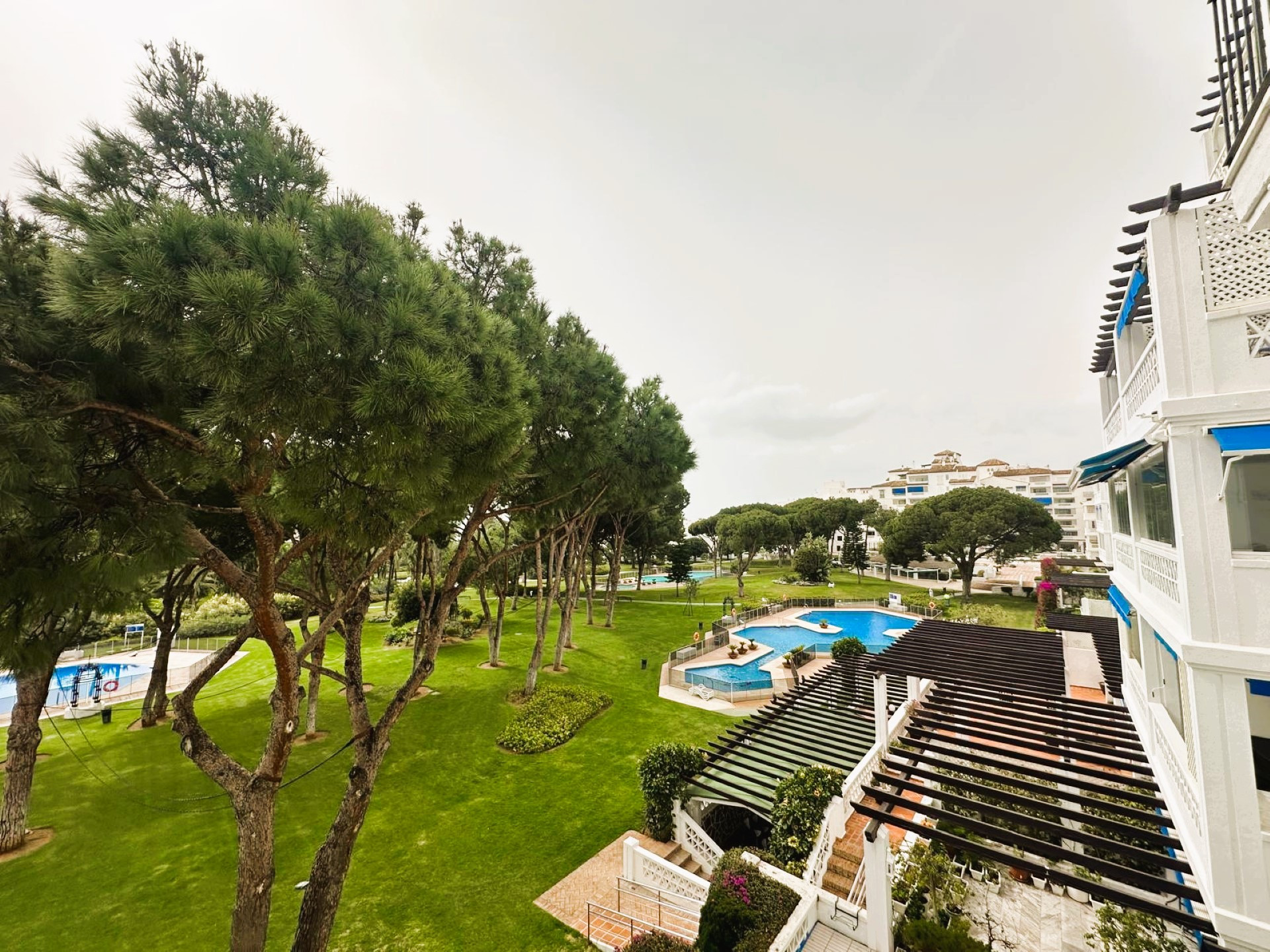 Apartamento de playa con 5 dormitorios en Playas del Duque, Puerto Banus