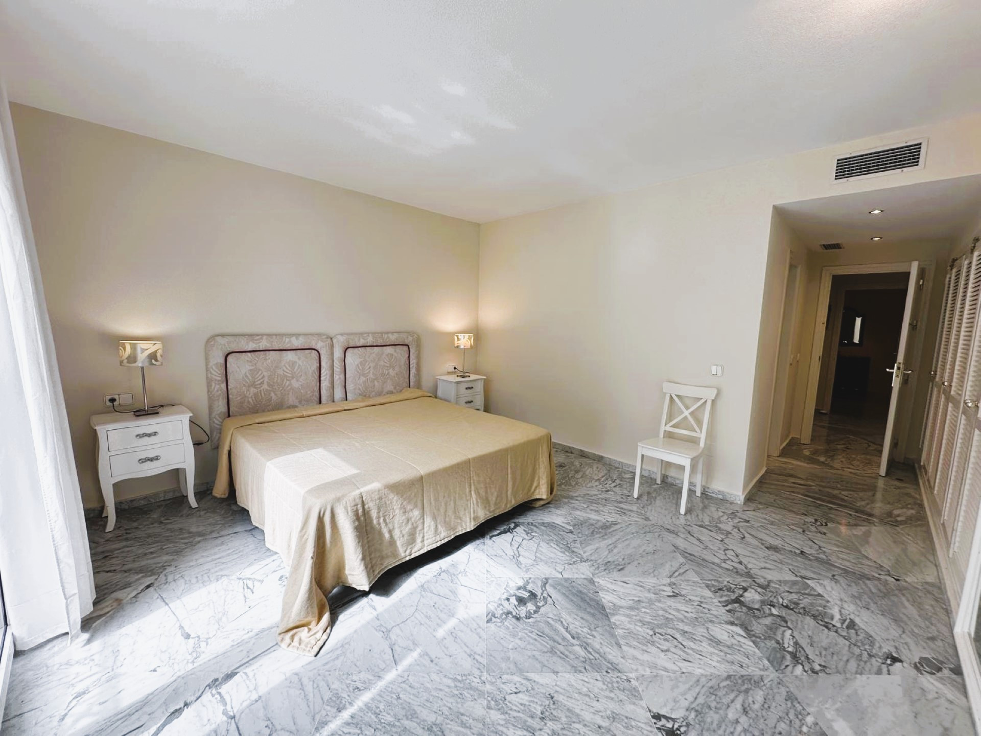 Apartamento de playa con 5 dormitorios en Playas del Duque, Puerto Banus