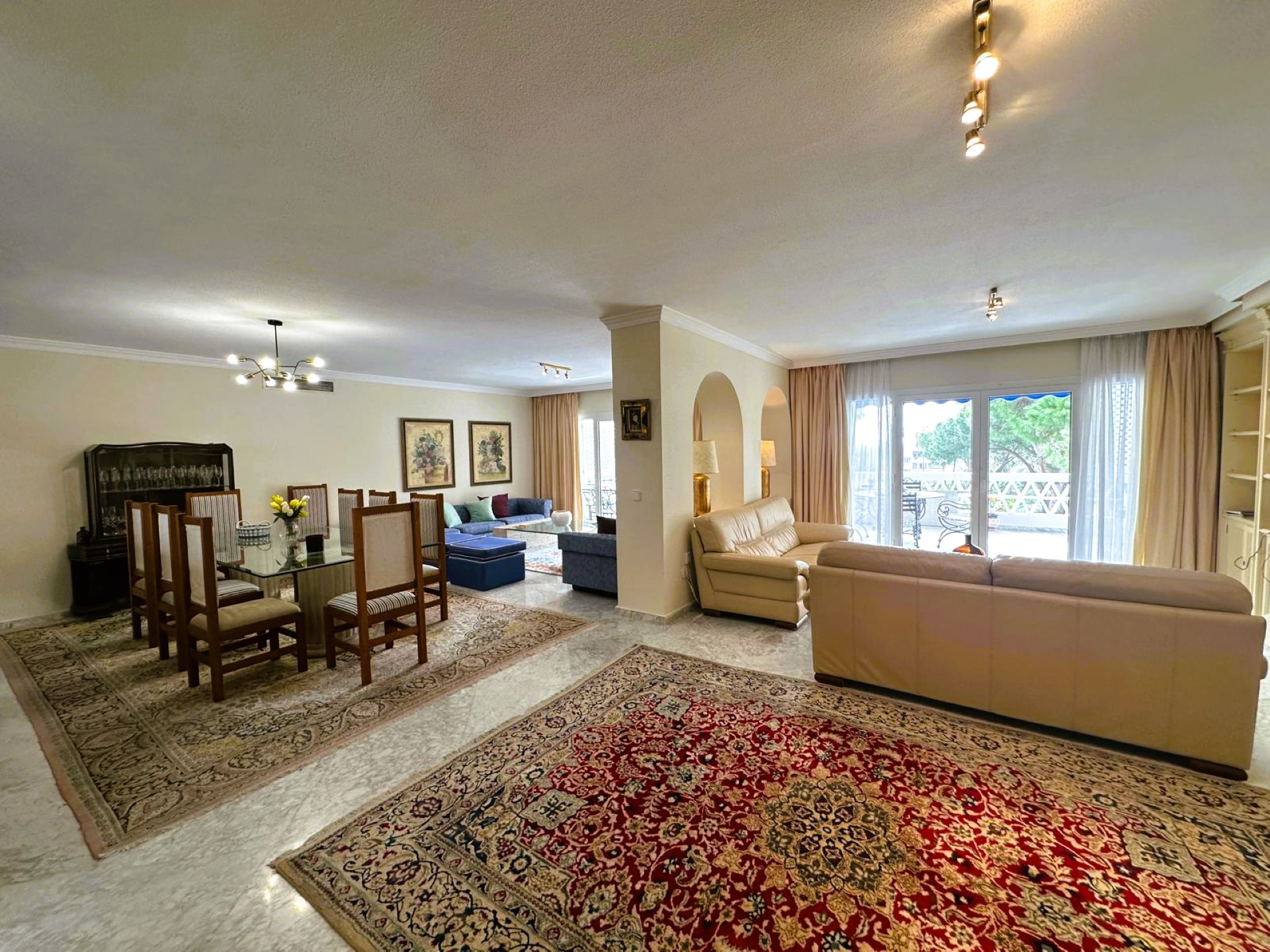 Apartamento de playa con 5 dormitorios en Playas del Duque, Puerto Banus