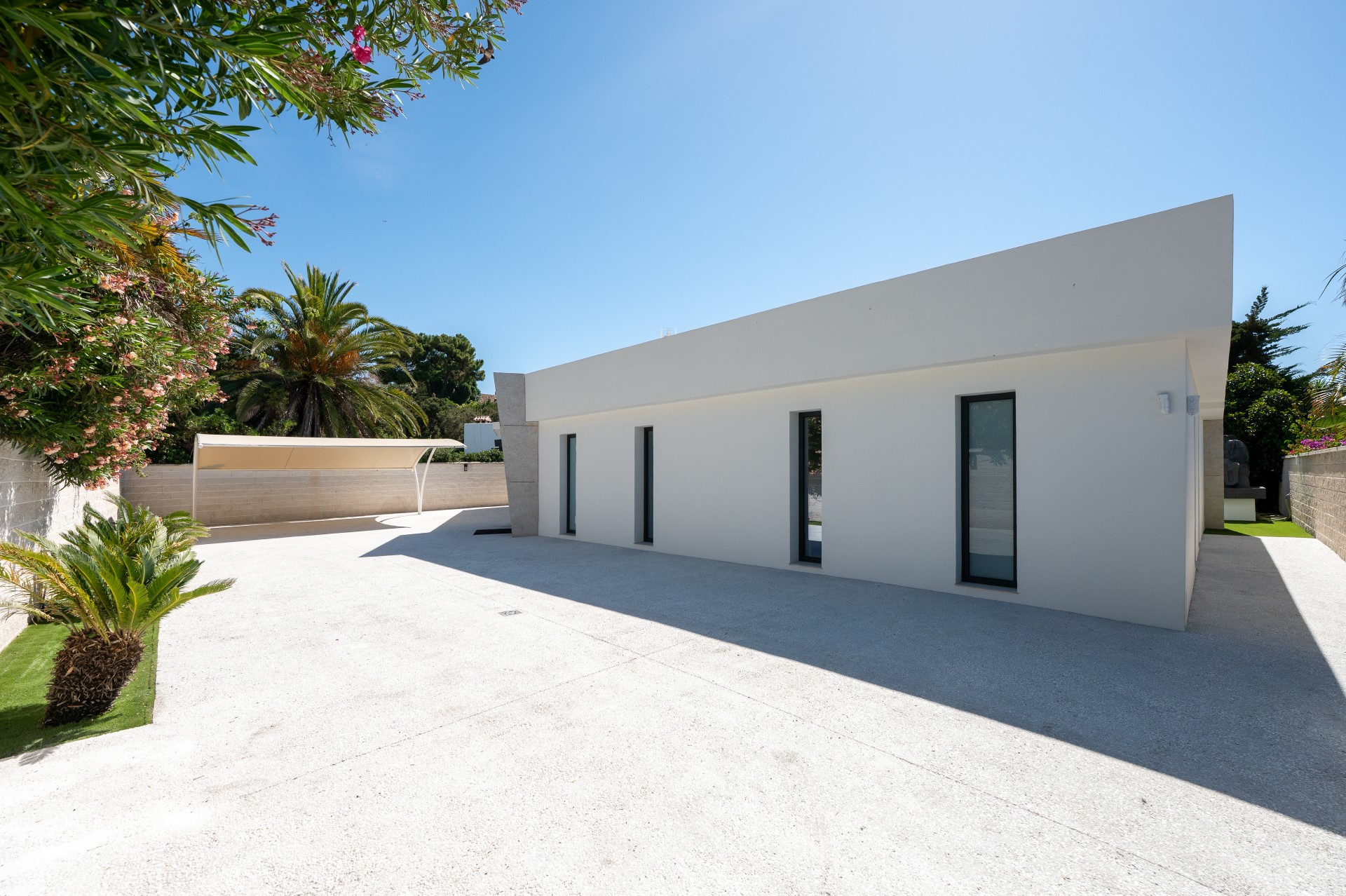 Unique modern 4 bedroom beachside villa in Marbesa
