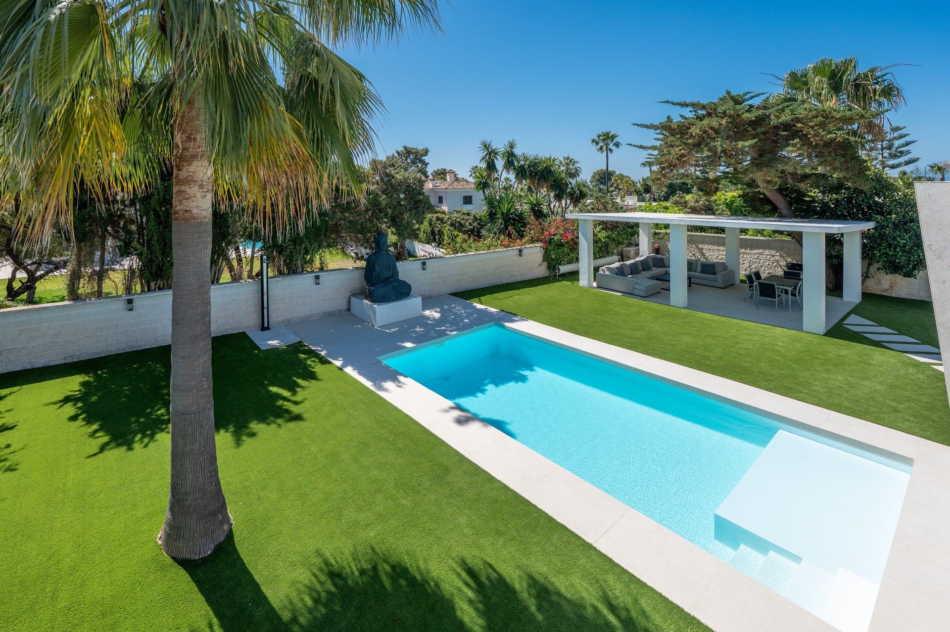 Unique modern 4 bedroom beachside villa in Marbesa