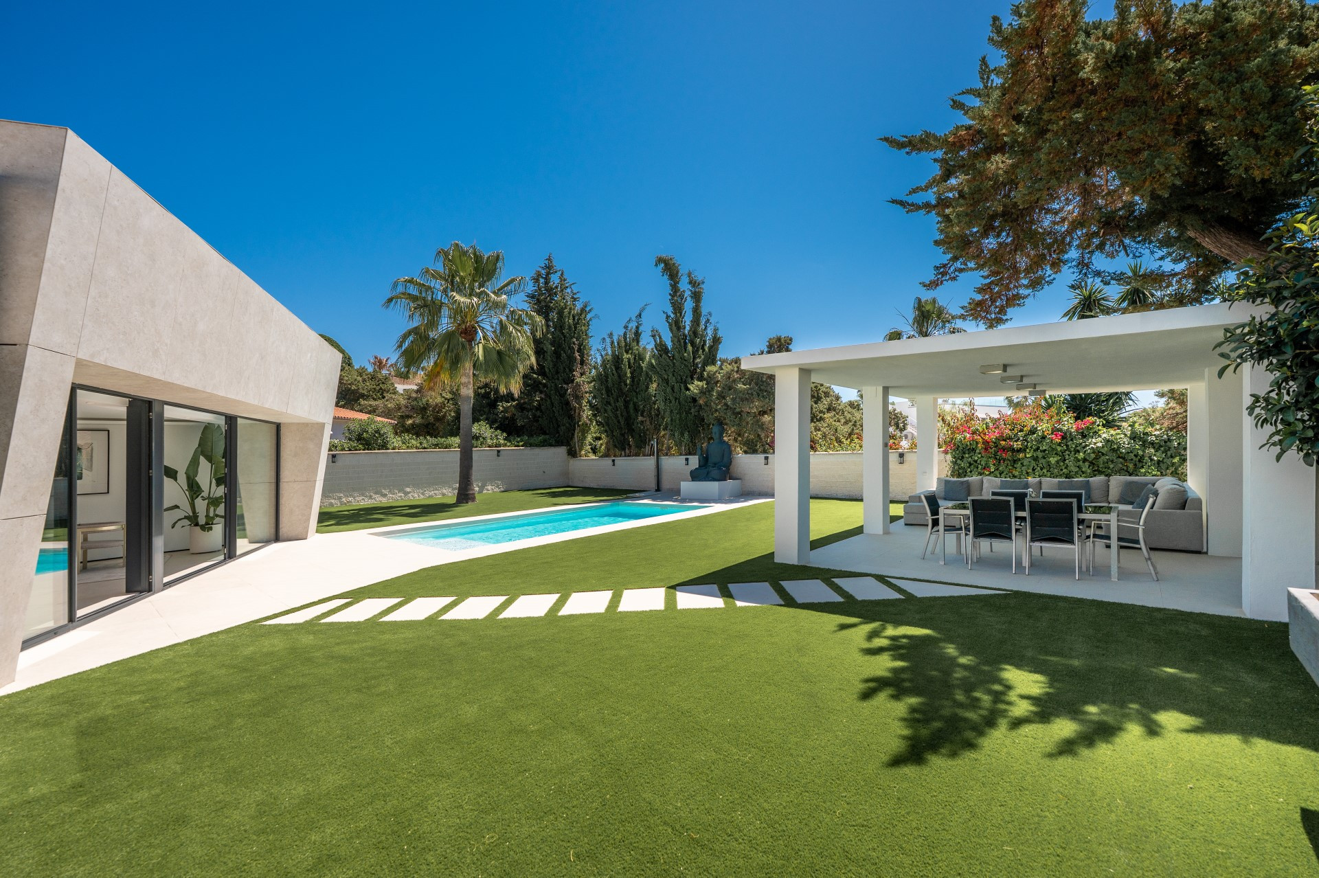 Unique modern 4 bedroom beachside villa in Marbesa