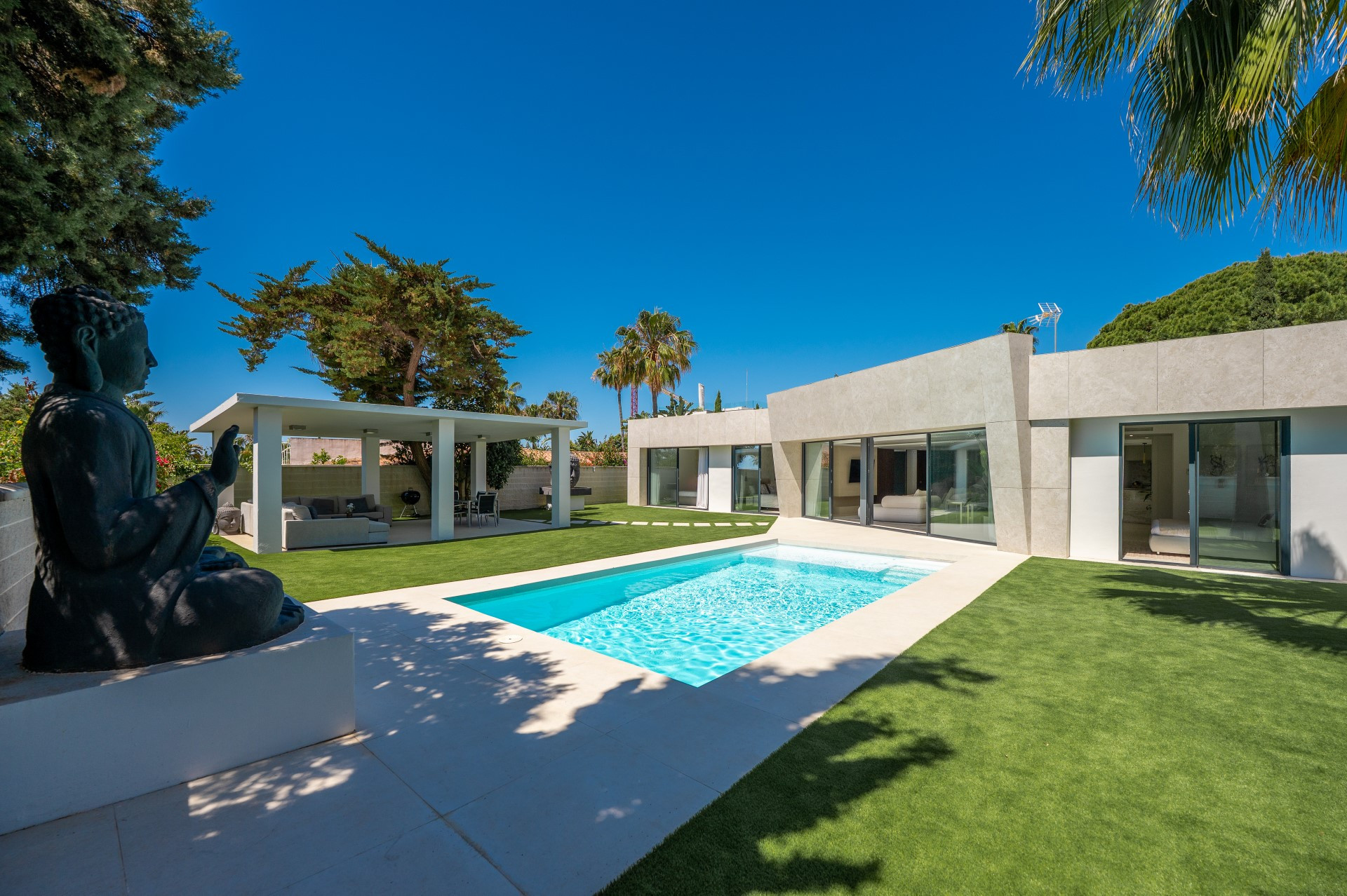 Unique modern 4 bedroom beachside villa in Marbesa