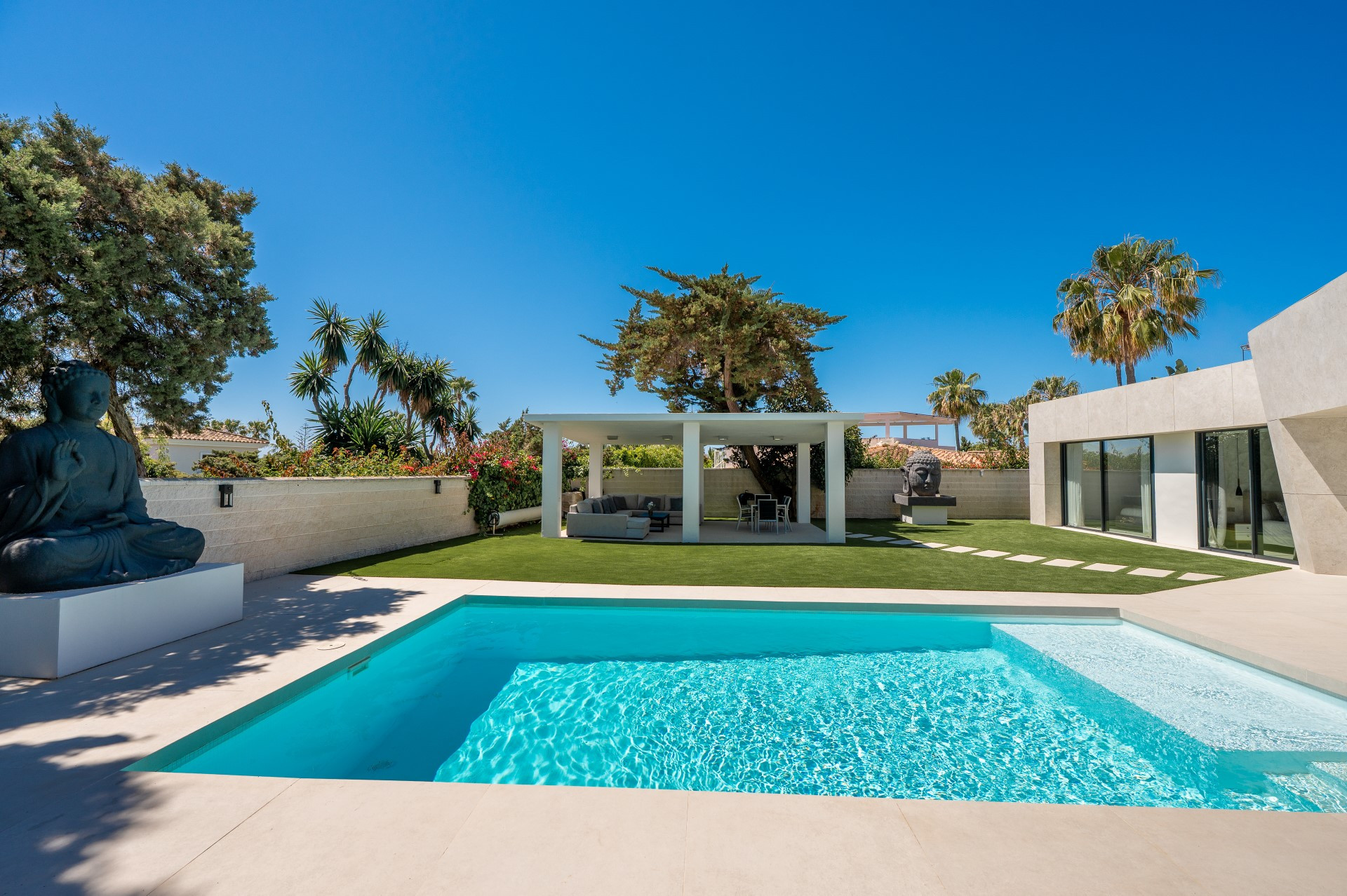 Unique modern 4 bedroom beachside villa in Marbesa