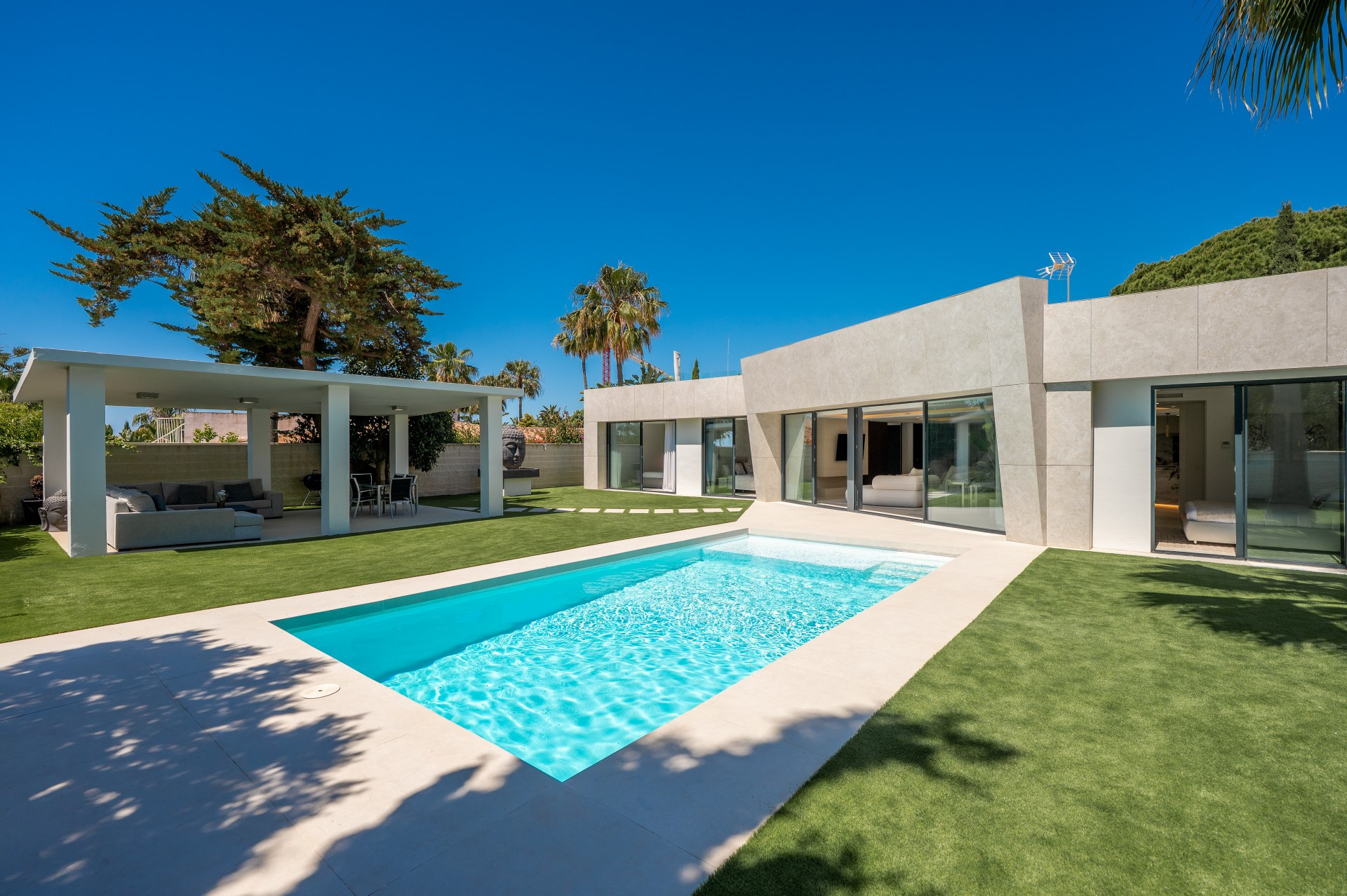 Unique modern 4 bedroom beachside villa in Marbesa