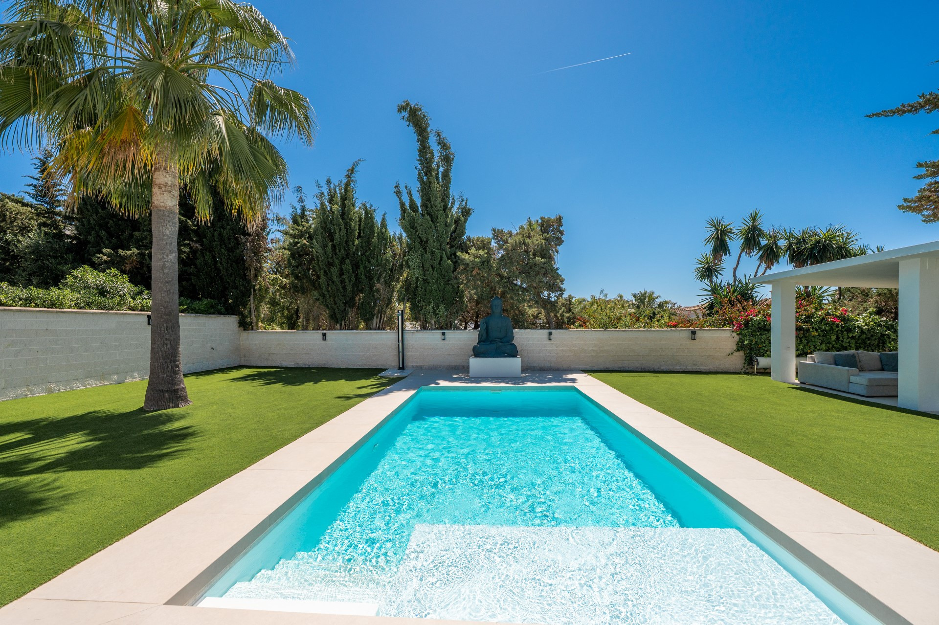 Unique modern 4 bedroom beachside villa in Marbesa