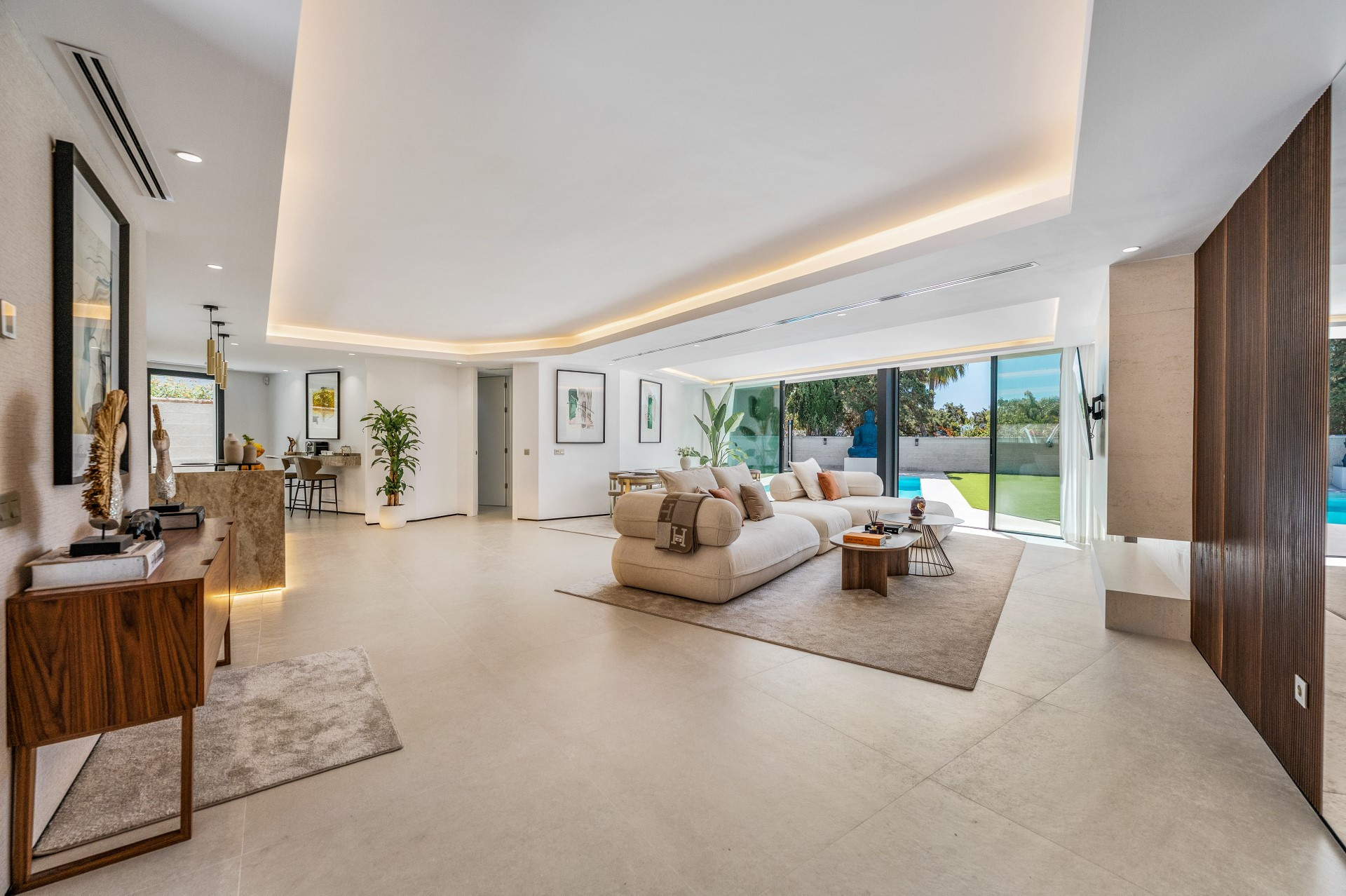 Unique modern 4 bedroom beachside villa in Marbesa