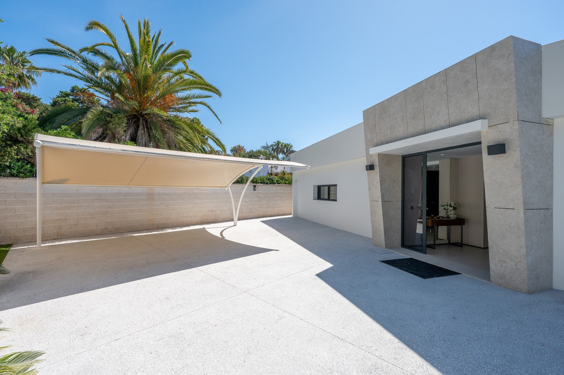 Unique modern 4 bedroom beachside villa in Marbesa