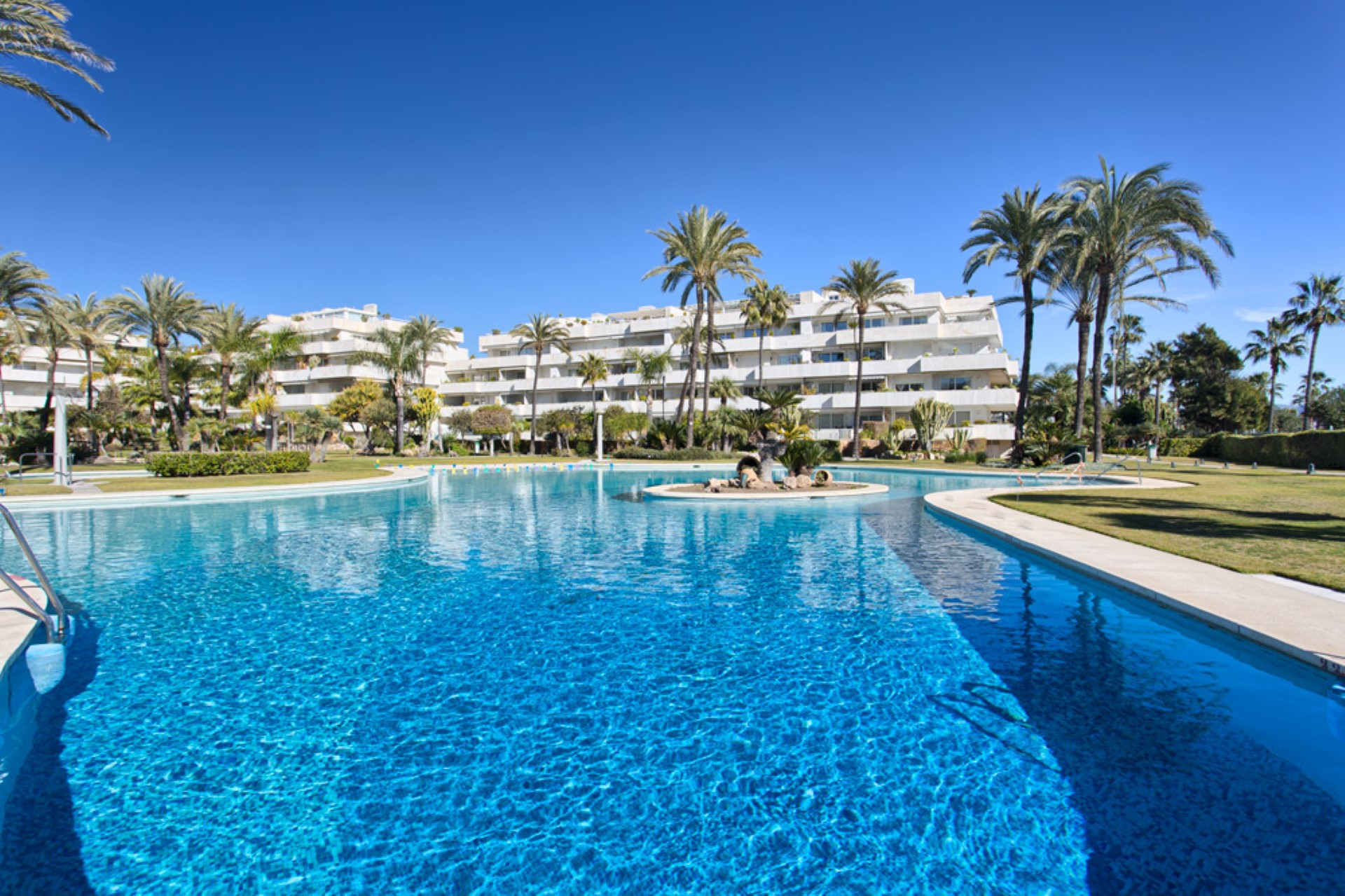 Stunning  3 bedrooms apartment  in  Los Granados,  firstline beach in Puerto Banus