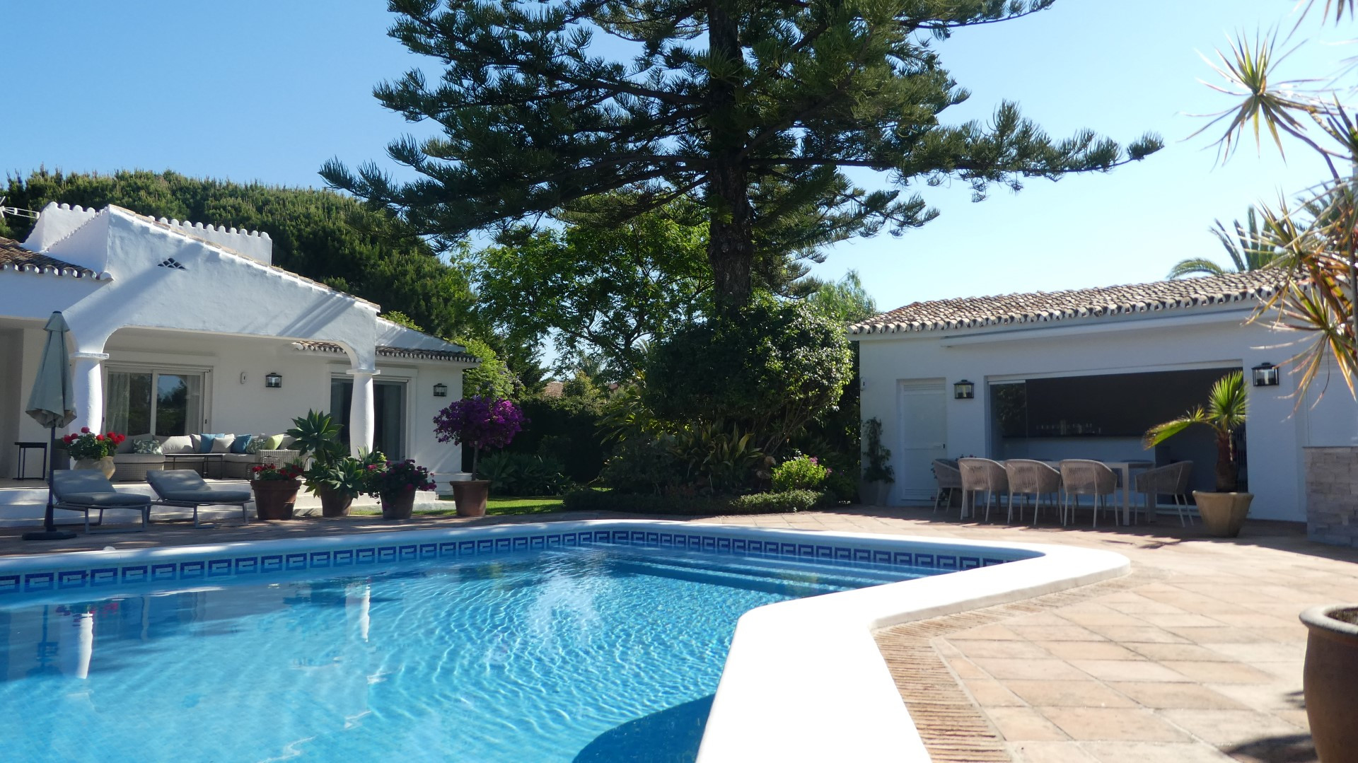 Mediterranean one floor villa recently refurbished in Atalaya Baja, Estepona