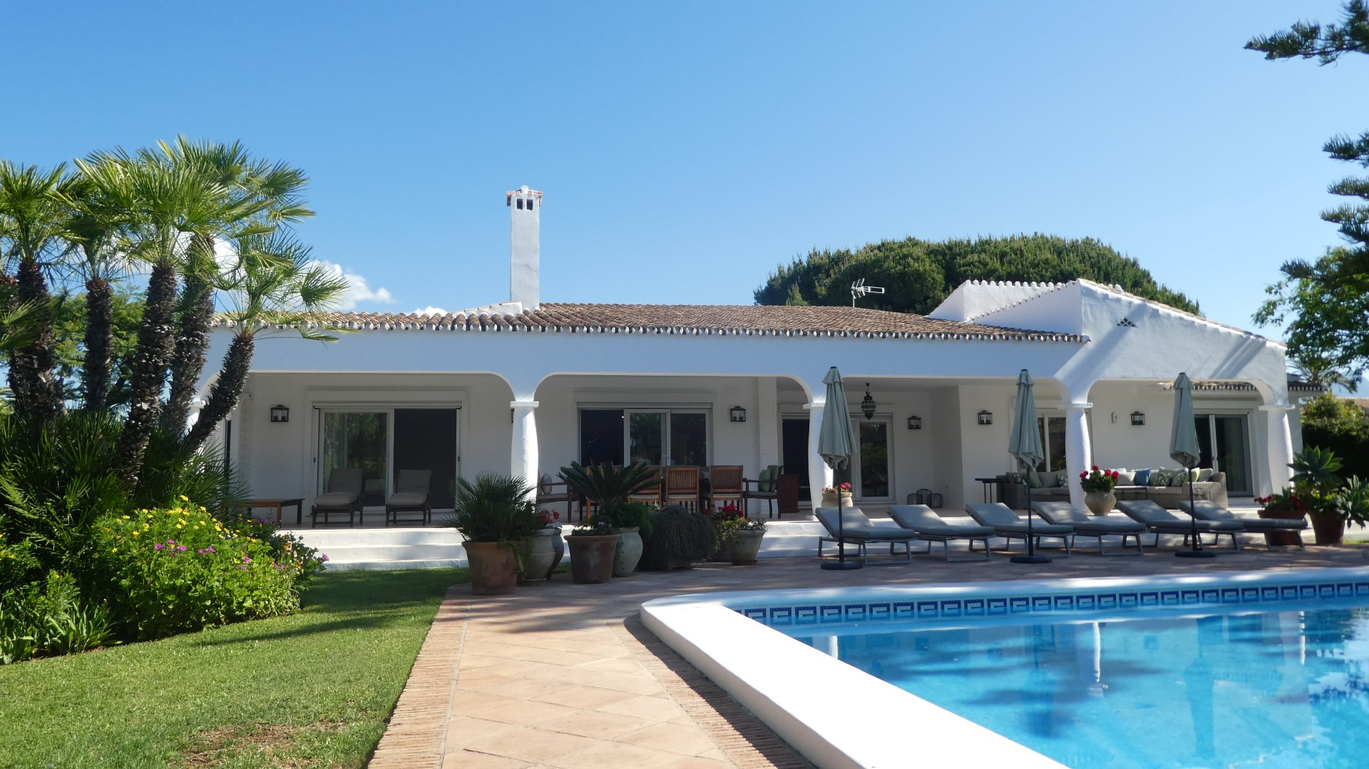 Mediterranean one floor villa recently refurbished in Atalaya Baja, Estepona