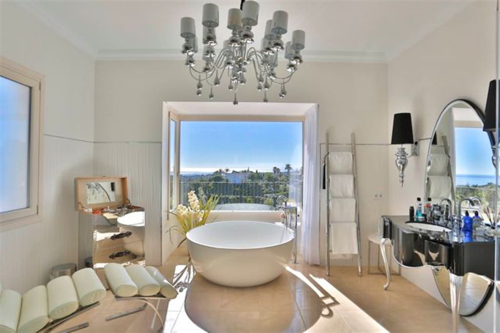 Exclusiva villa de diseño de 7 dormitorios en Marbella Hill Club, Golden Mile