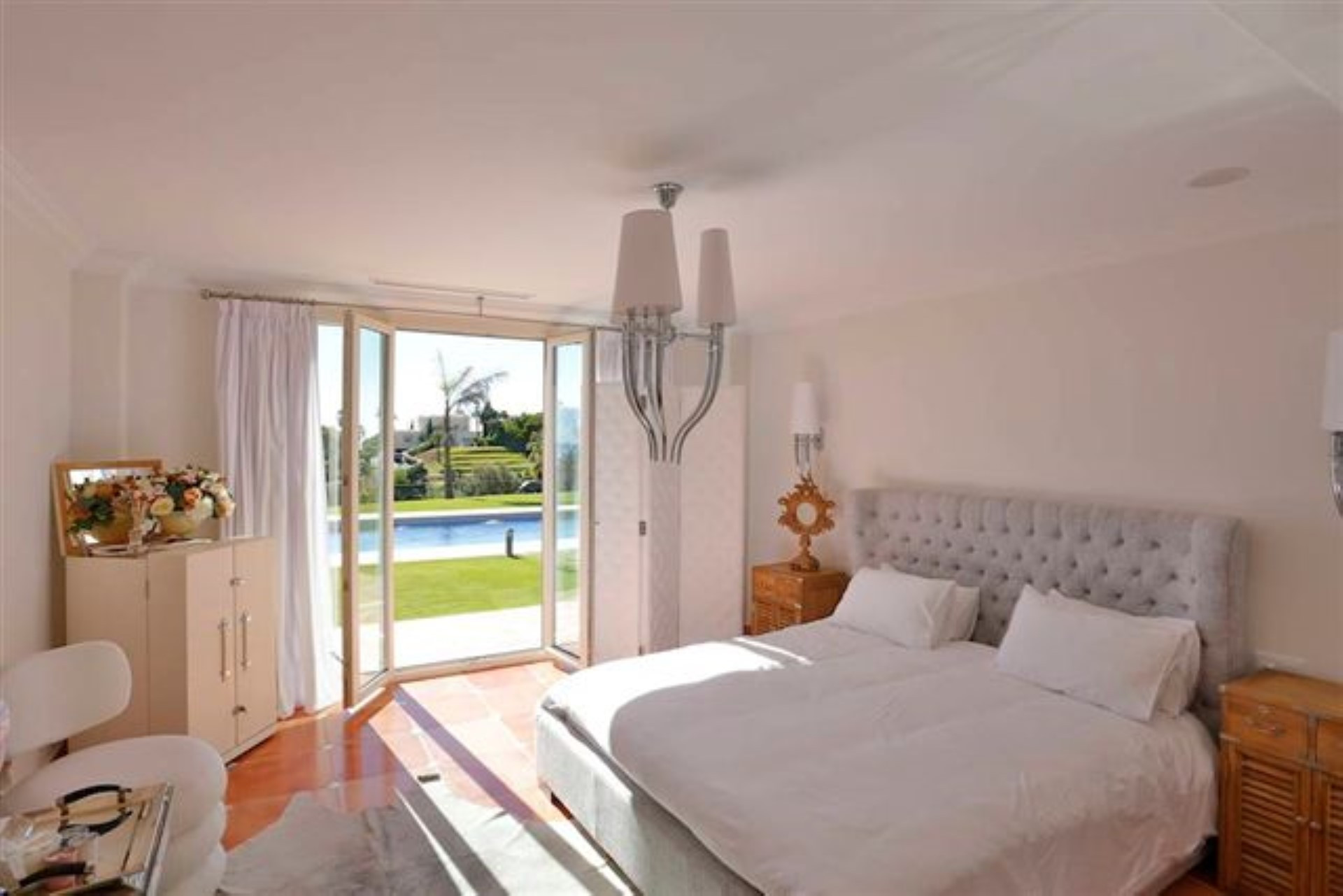 Exclusiva villa de diseño de 7 dormitorios en Marbella Hill Club, Golden Mile