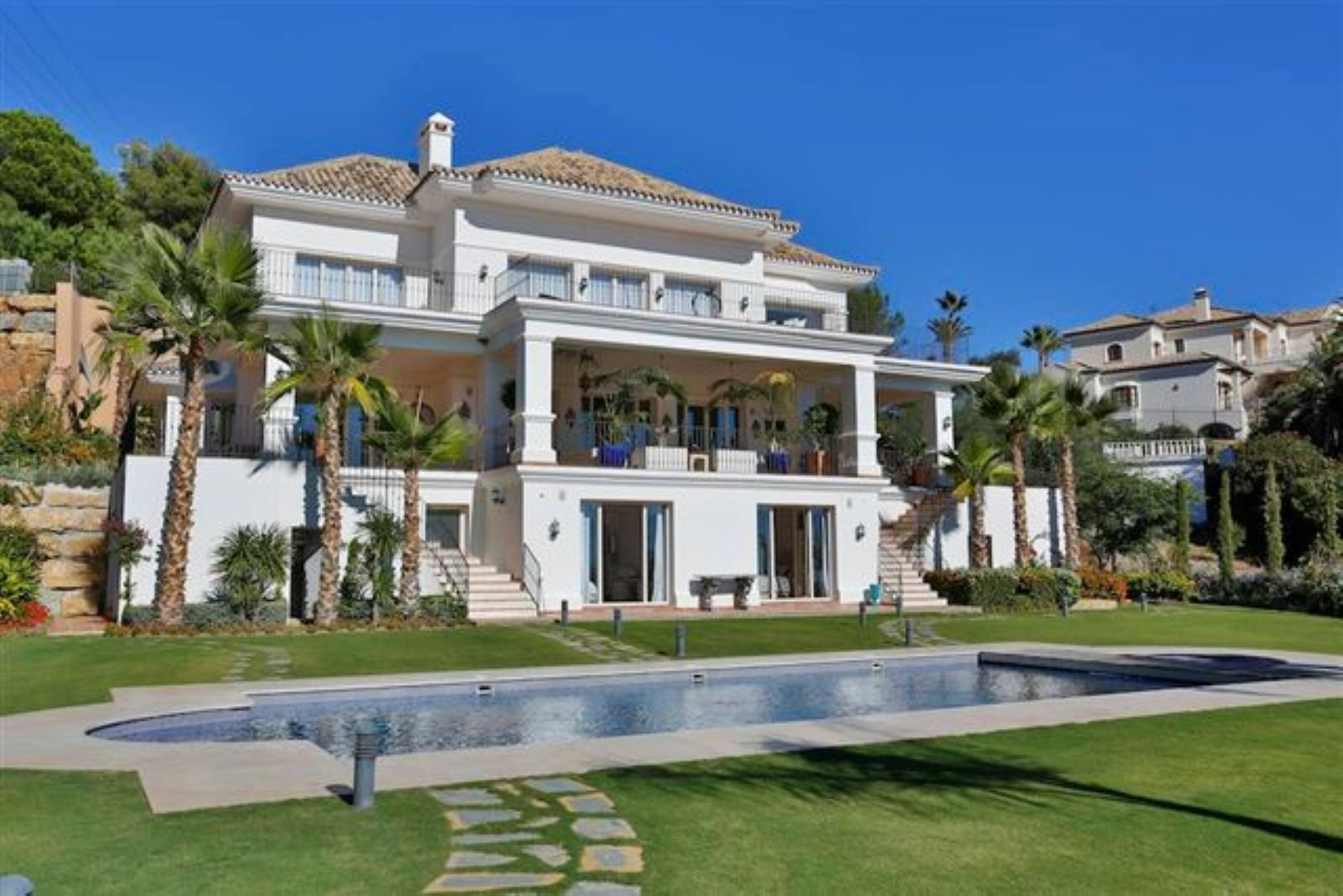 Exclusiva villa de diseño de 7 dormitorios en Marbella Hill Club, Golden Mile