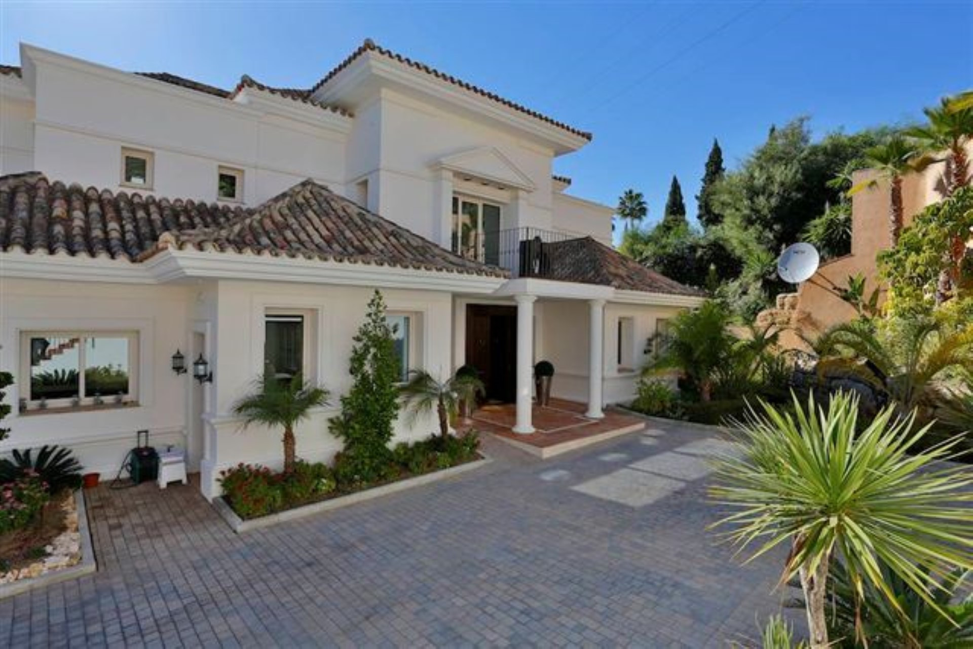 Exclusiva villa de diseño de 7 dormitorios en Marbella Hill Club, Golden Mile