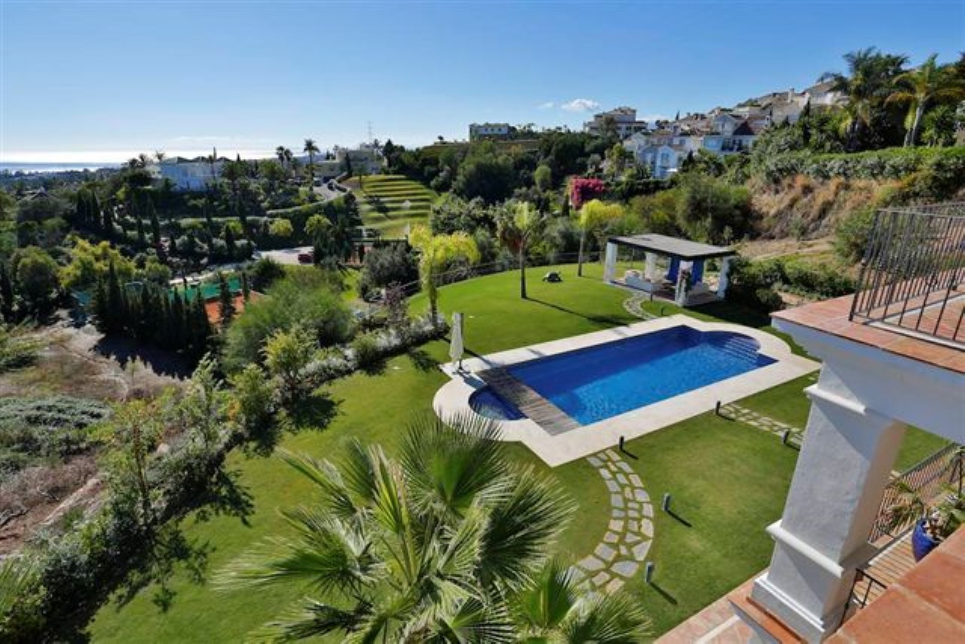 Exclusiva villa de diseño de 7 dormitorios en Marbella Hill Club, Golden Mile