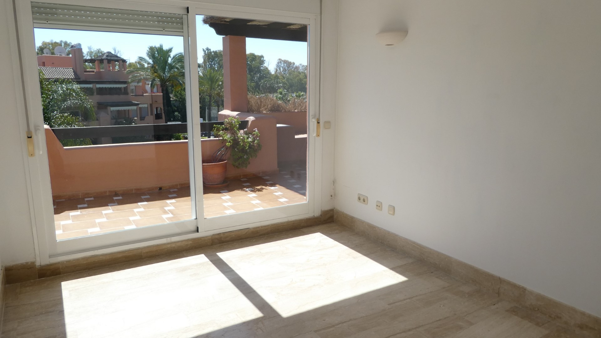 A spacious 3 bedroom duplex penthouse in Alhambra del Golf, Estepona