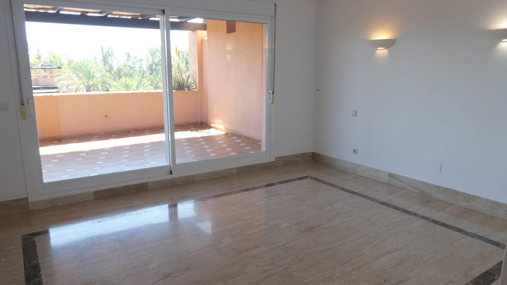 A spacious 3 bedroom duplex penthouse in Alhambra del Golf, Estepona