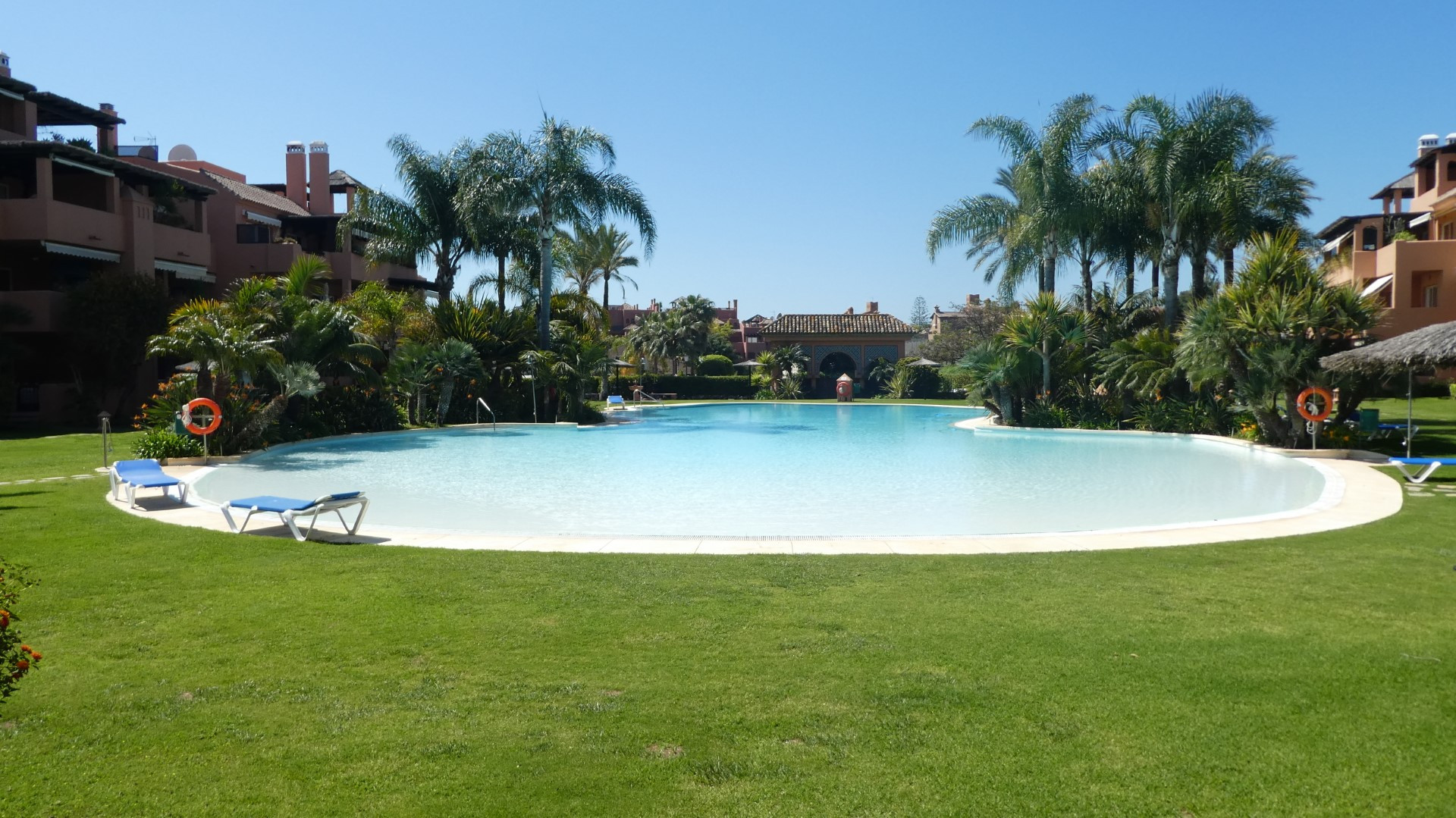 A spacious 3 bedroom duplex penthouse in Alhambra del Golf, Estepona