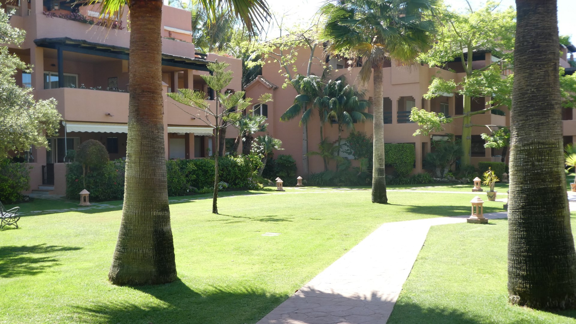 A spacious 3 bedroom duplex penthouse in Alhambra del Golf, Estepona