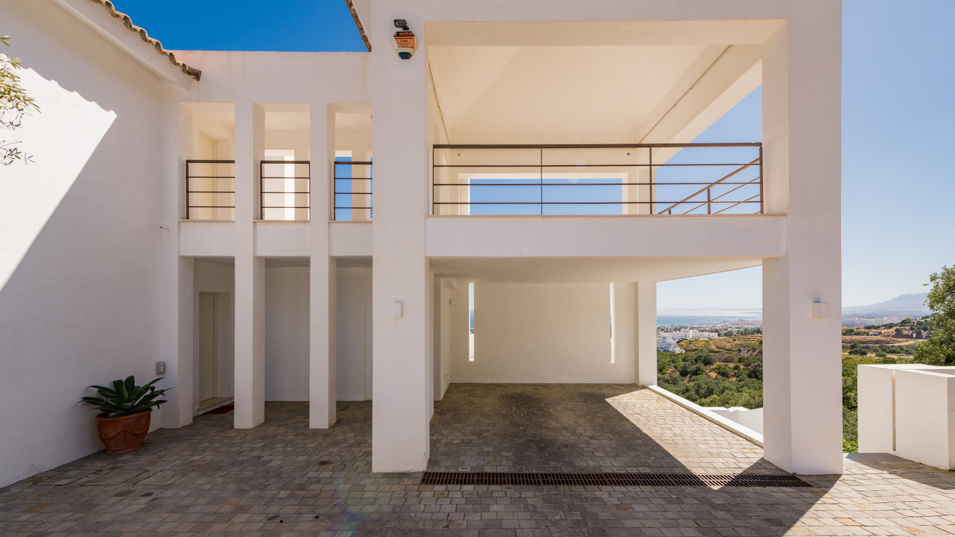 Villa de diseño de nueva construcción con impresionantes vistas panorámicas al mar en Altos de los Monteros