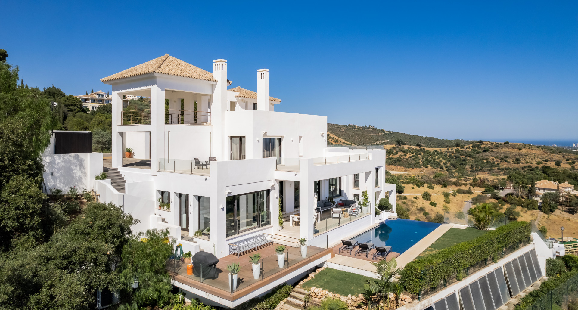 Newly built designer villa with stunning panoramic sea views in Altos de los Monteros