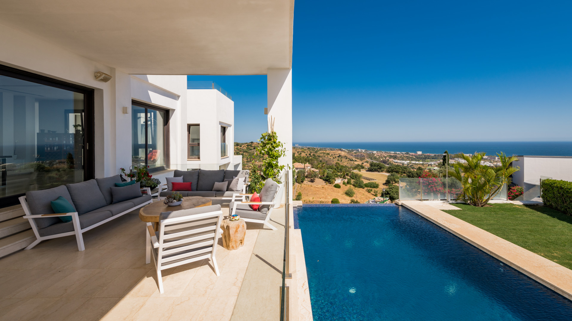 Newly built designer villa with stunning panoramic sea views in Altos de los Monteros