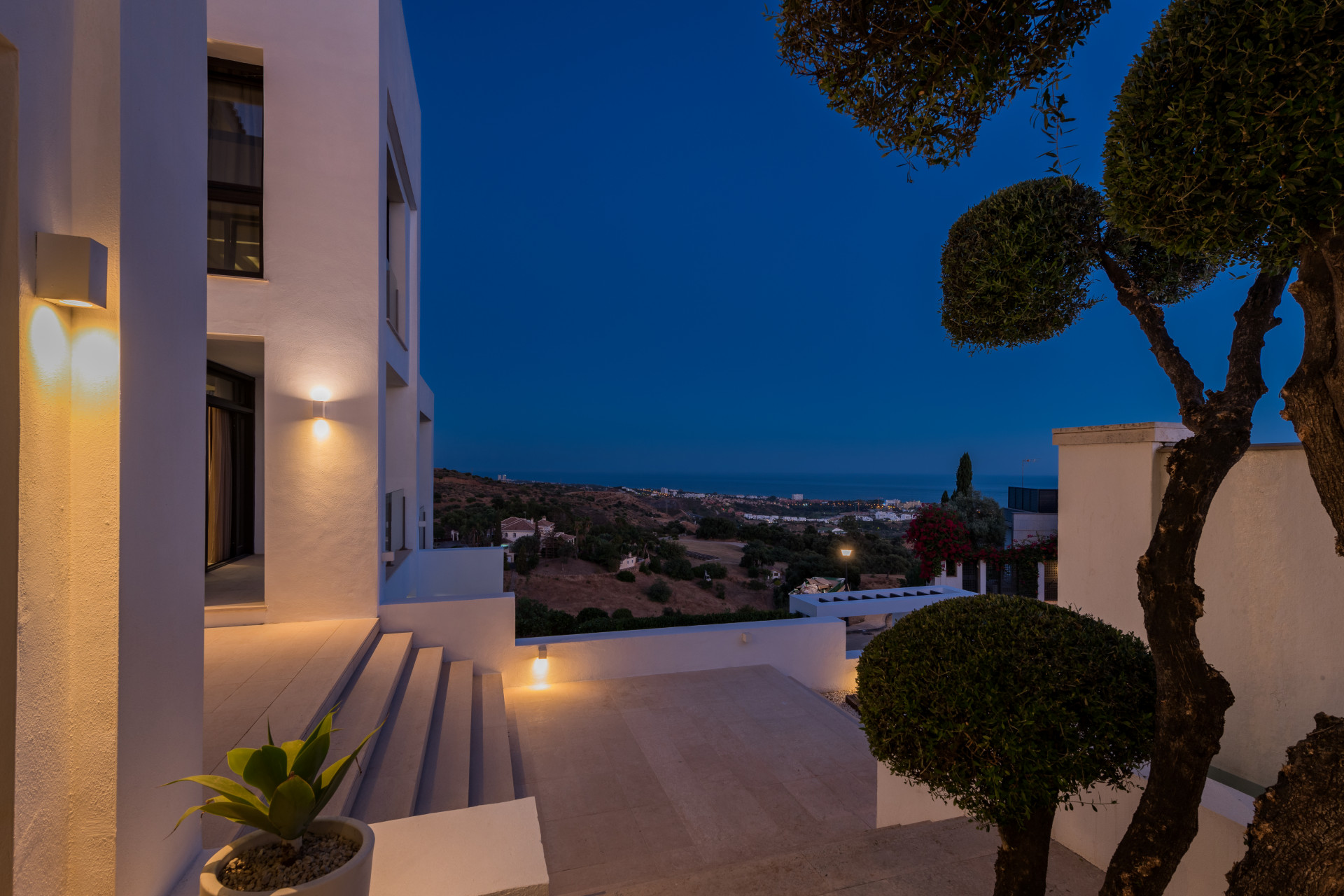 Newly built designer villa with stunning panoramic sea views in Altos de los Monteros