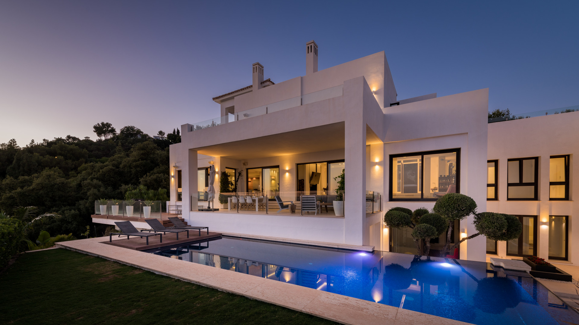 Newly built designer villa with stunning panoramic sea views in Altos de los Monteros