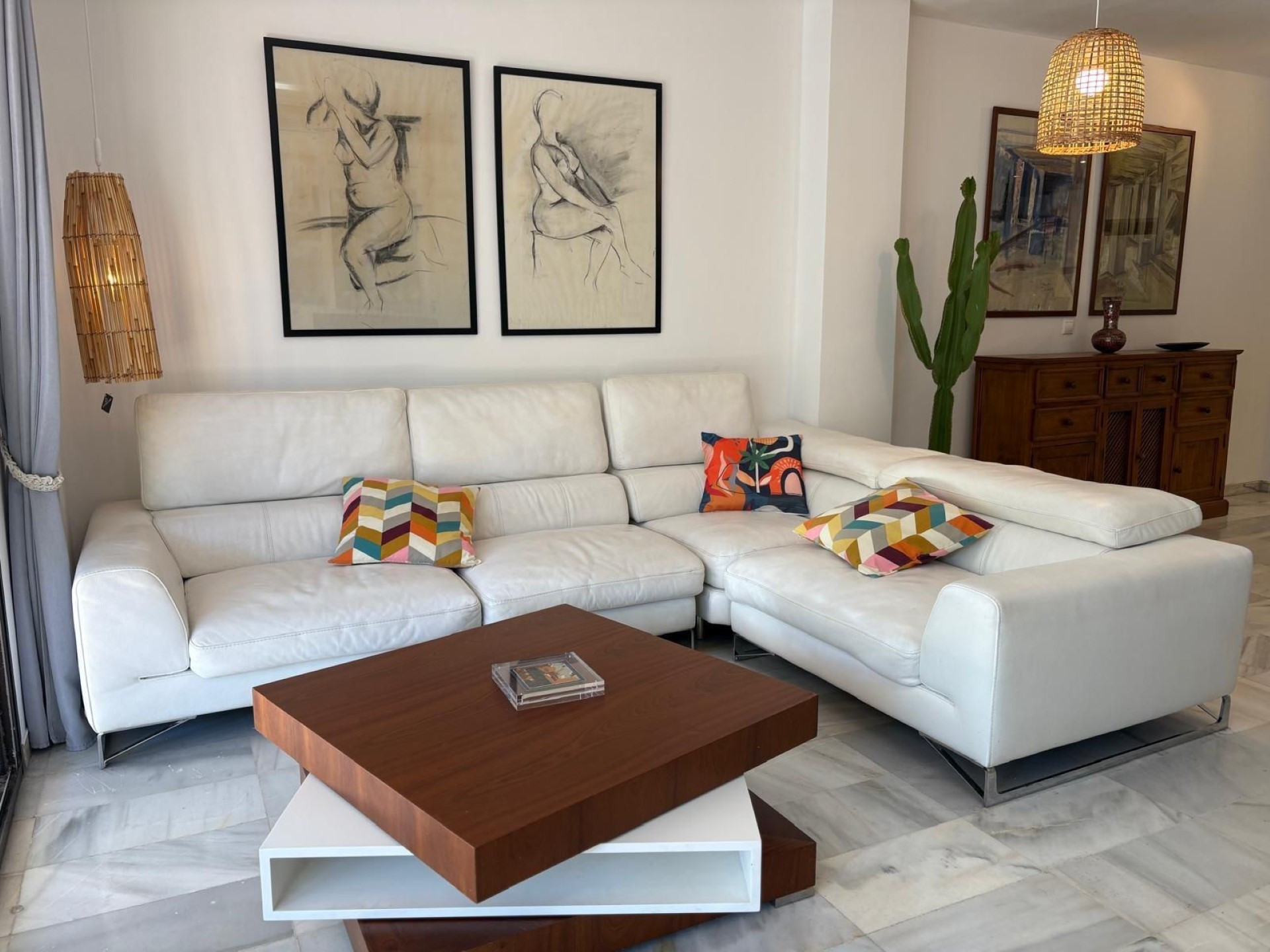 El encantador apartamento en planta baja de 3 dormitorios en Jardines del Puerto, Puerto Banus, Marbella.