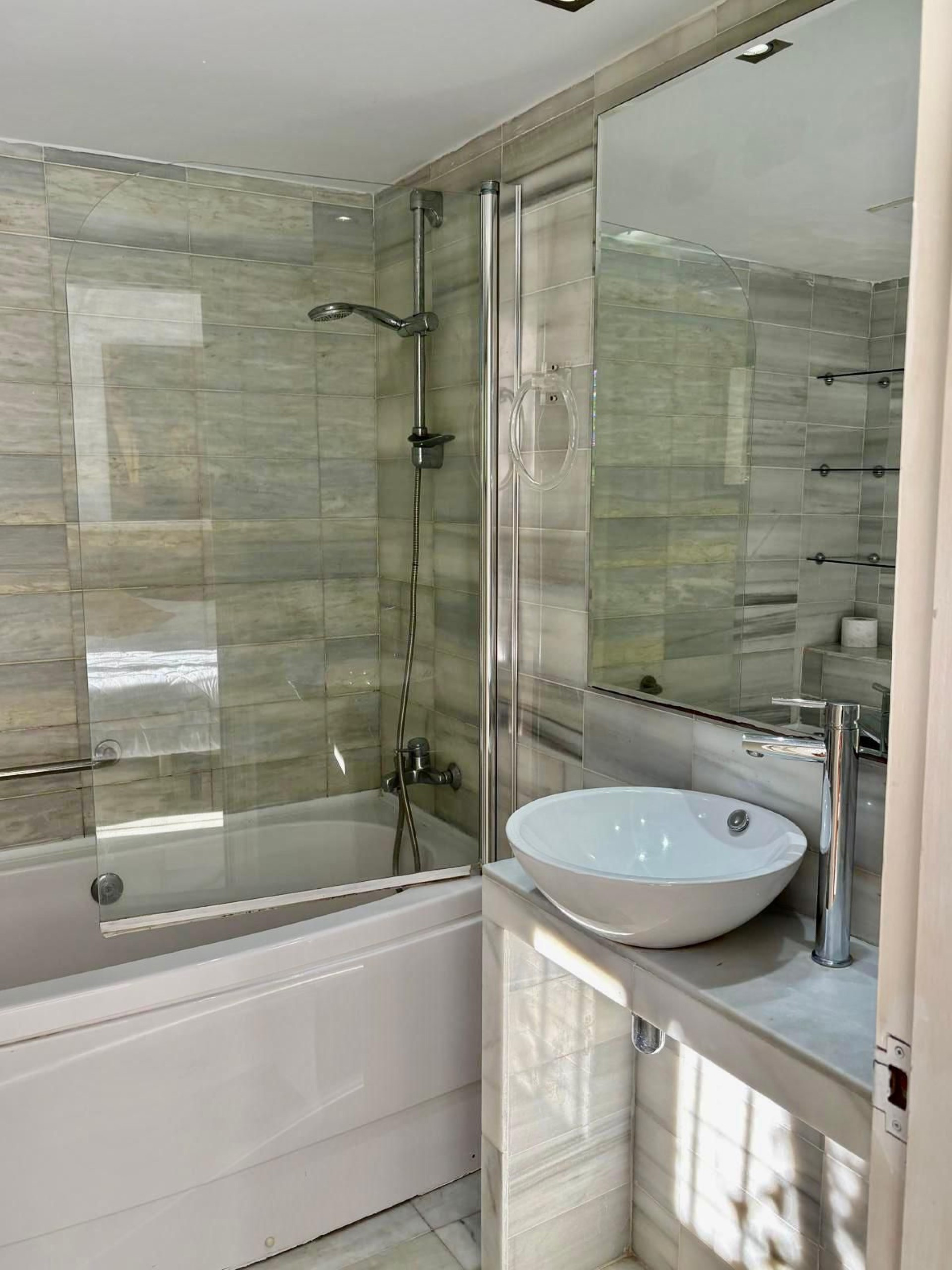 El encantador apartamento en planta baja de 3 dormitorios en Jardines del Puerto, Puerto Banus, Marbella.