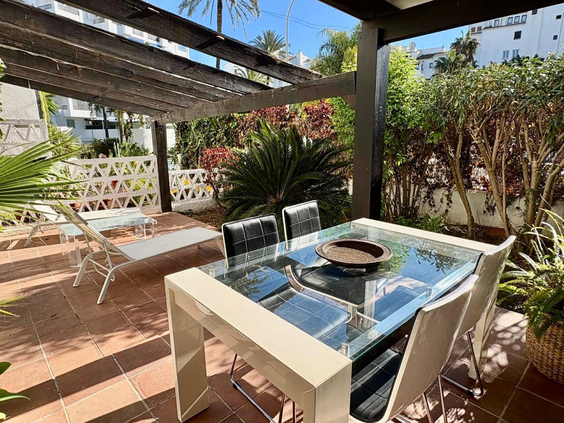 El encantador apartamento en planta baja de 3 dormitorios en Jardines del Puerto, Puerto Banus, Marbella.