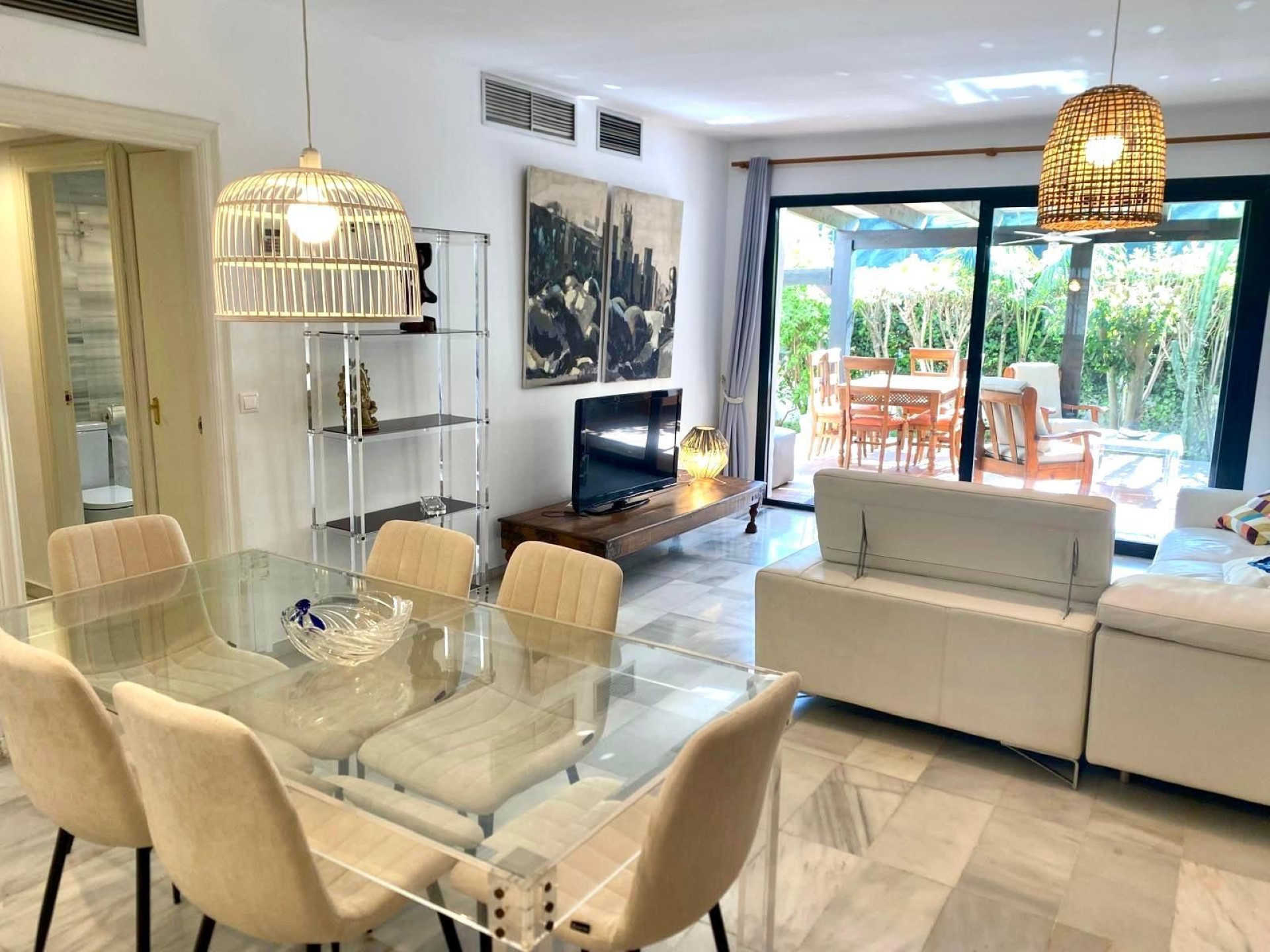 El encantador apartamento en planta baja de 3 dormitorios en Jardines del Puerto, Puerto Banus, Marbella.